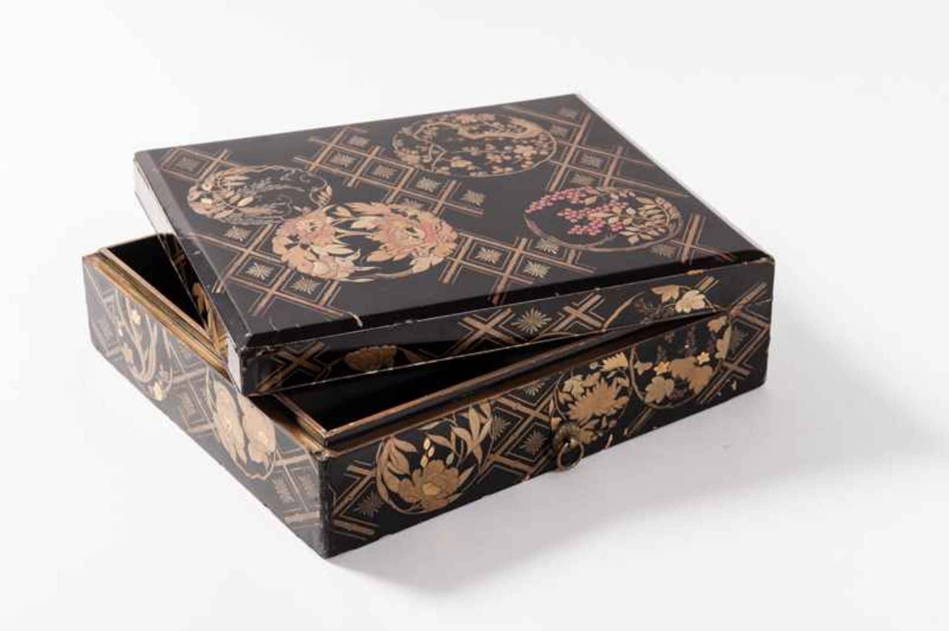 A LARGE DECORATIVE URUSHI LACQUER BOX WITH GOLD Wood, urushi lacquer. Japan, 19th cent.Condition - Image 3 of 4