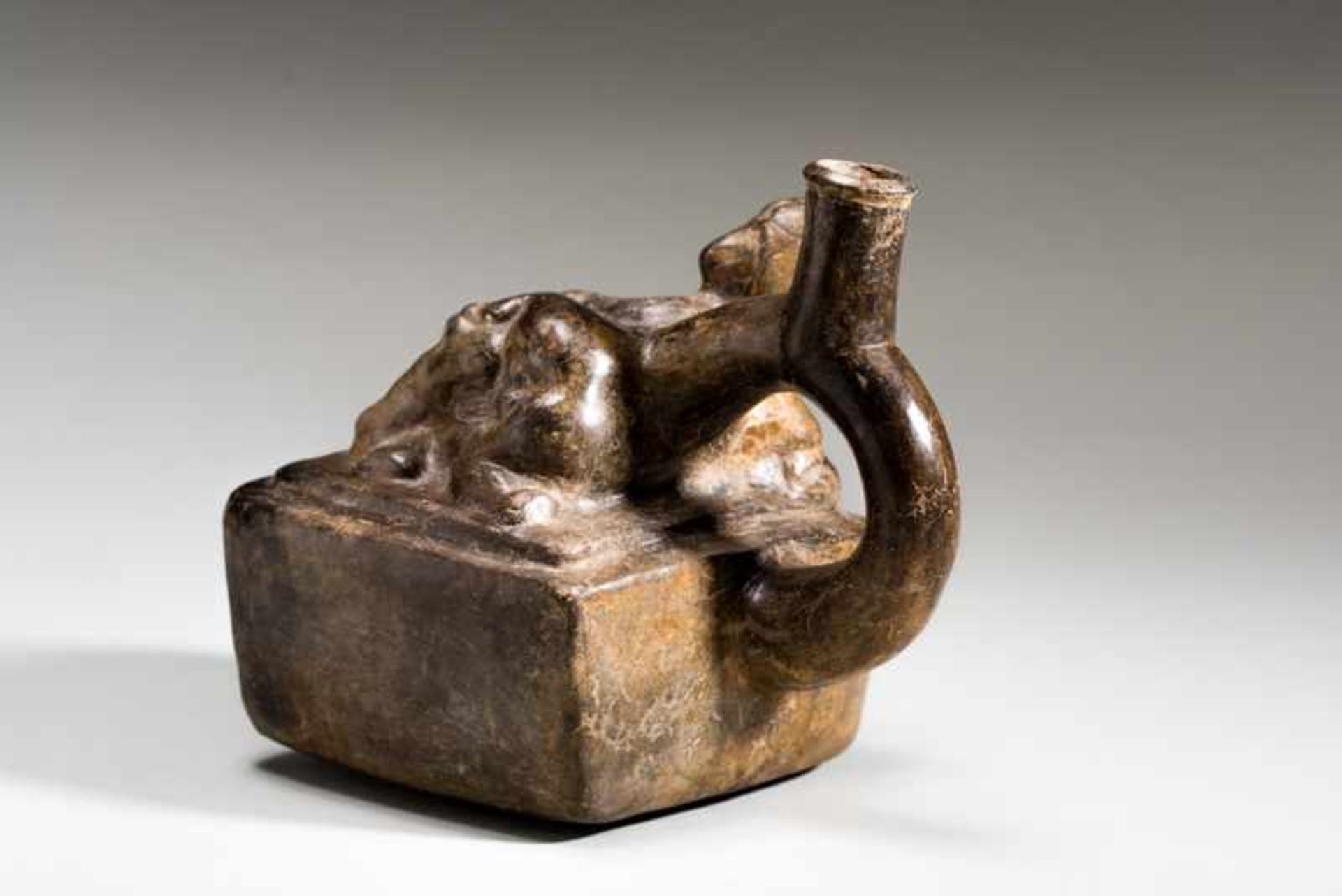 VESSEL WITH TWO LOVERS AND CHILD Terracotta. Moche, ca. 4th cent. (TL-tested)This unusual piece - Image 4 of 6