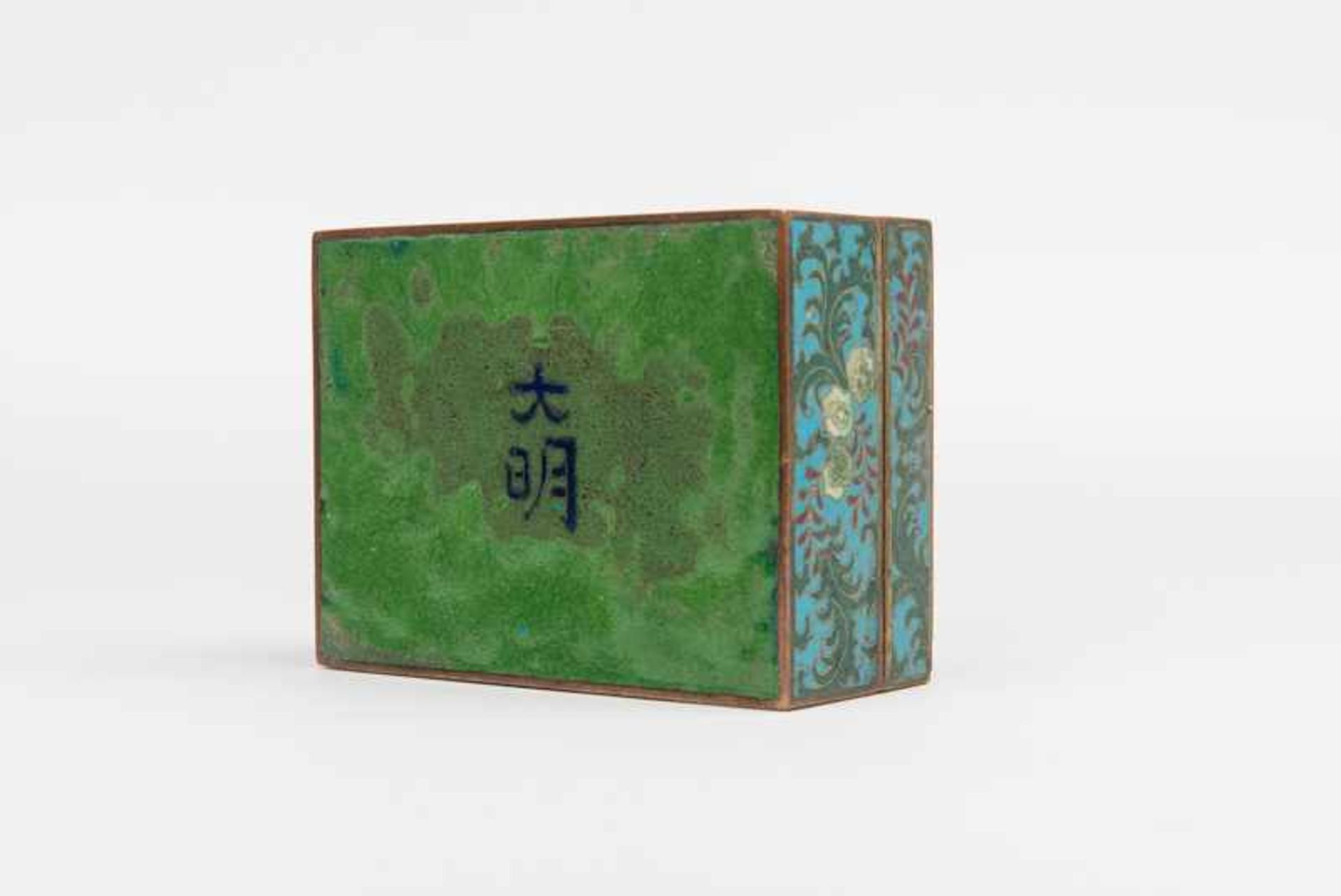 BOX WITH COVER HOLDING PHOENIXES Enamel cloisonne. China, Qing dynasty (1644-1911)A rectangular - Bild 4 aus 4