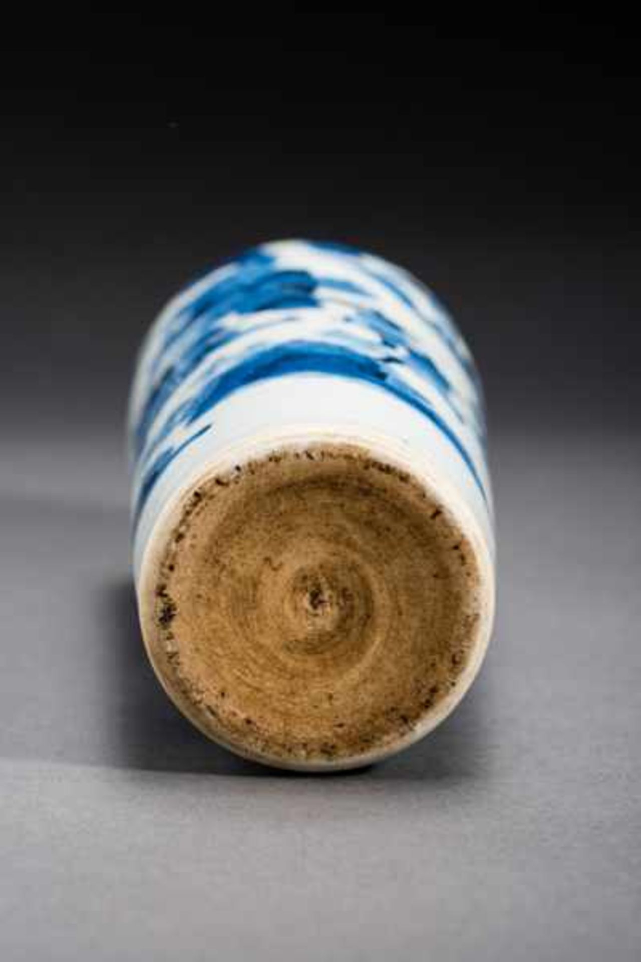 VASE WITH LANDSCAPE AND PEOPLE Porcelain with cobalt-blue painting. China, Cylindrical form gently - Image 5 of 6