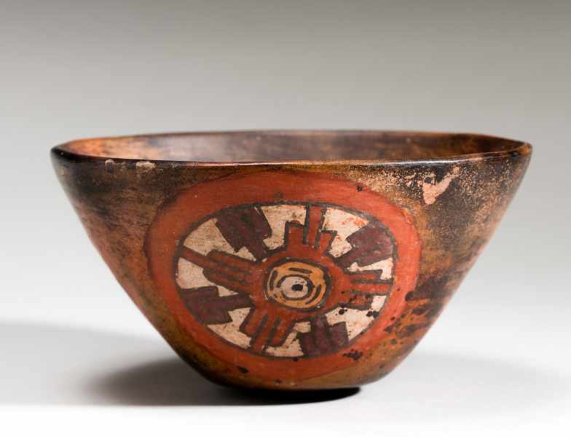 DEEP DRINKING DISH Painted terracotta. Nazca, Peru, ca. 400 - 600Small, slightly arched bottom