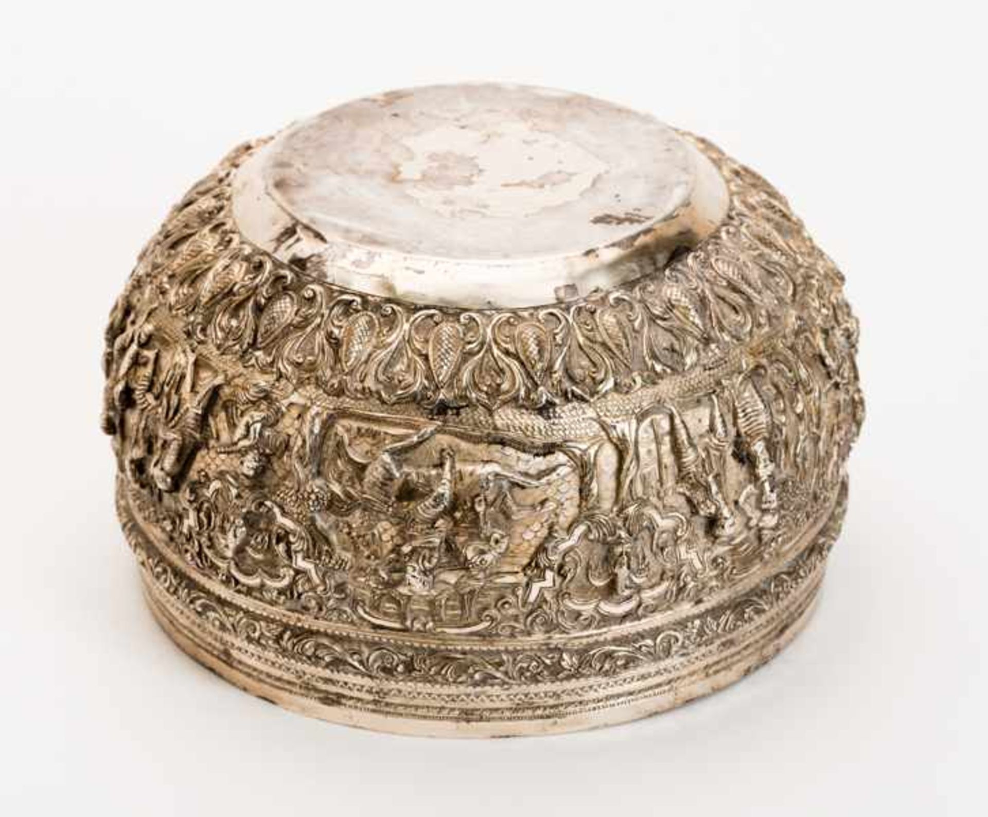 DEEP DECORATIVE BOWL WITH FIGURATIVE SCENCES Copper alloy, silver-plated. Burma, first half of - Image 6 of 6