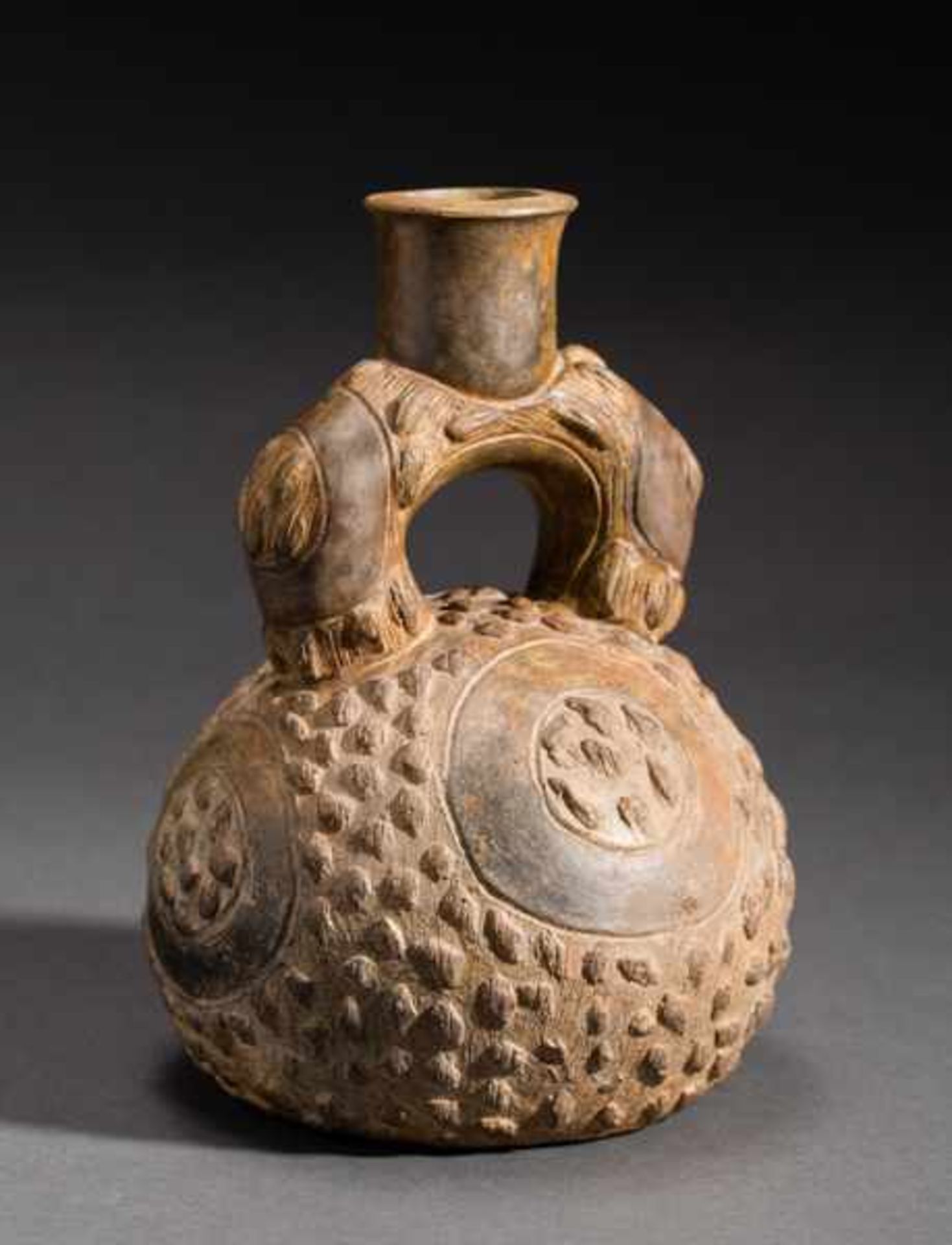 STIRRUP VESSEL WITH ETCHING AND NUBBED DECORATION Terracotta. Chavin, ca. 500 anteSpherical vessel - Image 2 of 4