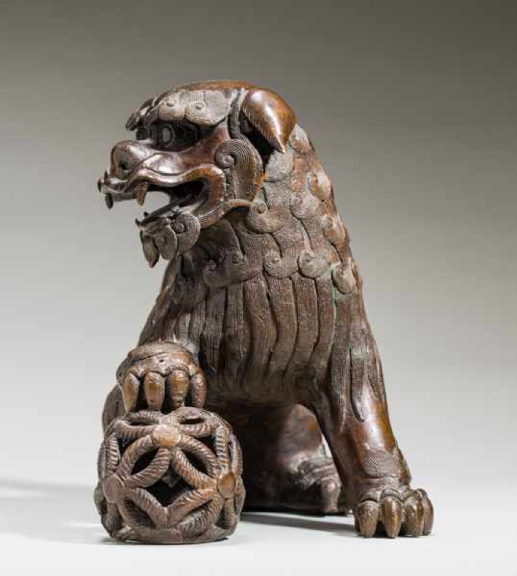 SMOKING VESSEL IN THE SHAPE OF A LION-DOG WITH BALL Bronze. China, Qing dynasty, ca. 18th to 19th - Bild 3 aus 6