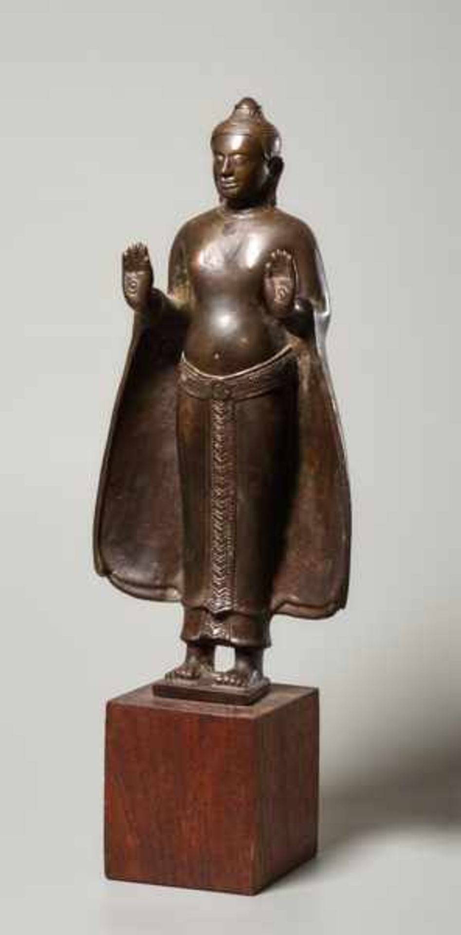STANDING BUDDA GUARANTEEING PROTECTION Bronze. Südostasien, possibly 19th / 20th cent.Both large