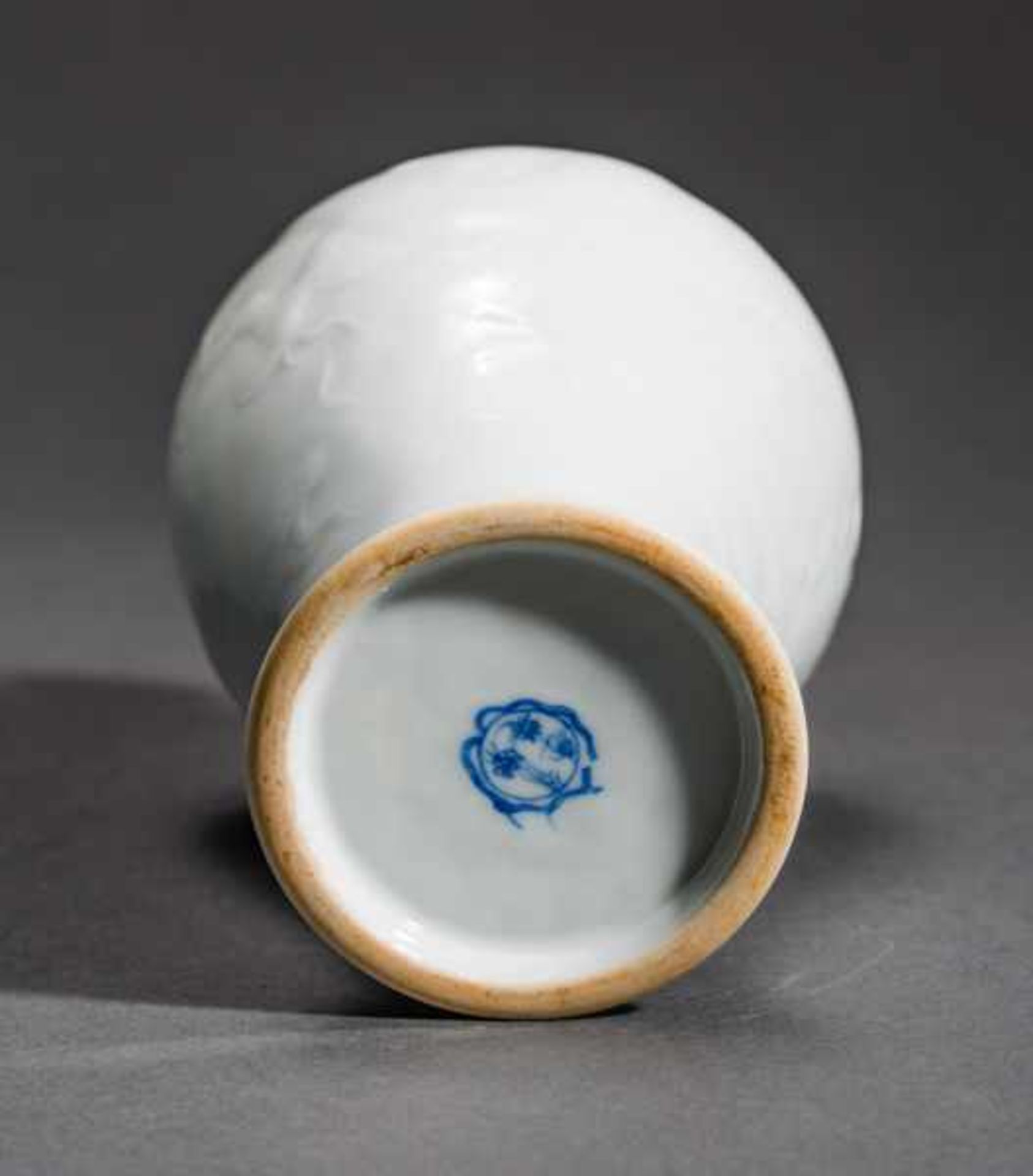 SMALL MEIPING VASE WITH DRAGON Porcelain. China, This small meiping vase is completely white and - Bild 4 aus 6