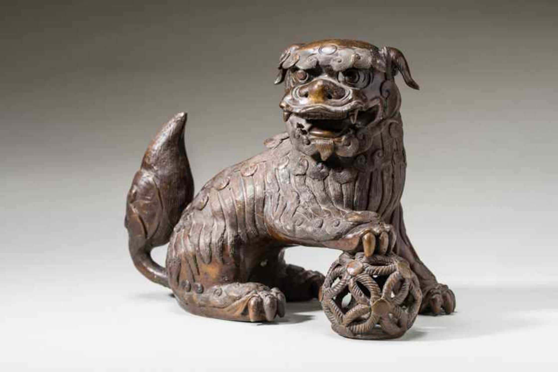 SMOKING VESSEL IN THE SHAPE OF A LION-DOG WITH BALL Bronze. China, Qing dynasty, ca. 18th to 19th - Image 2 of 6