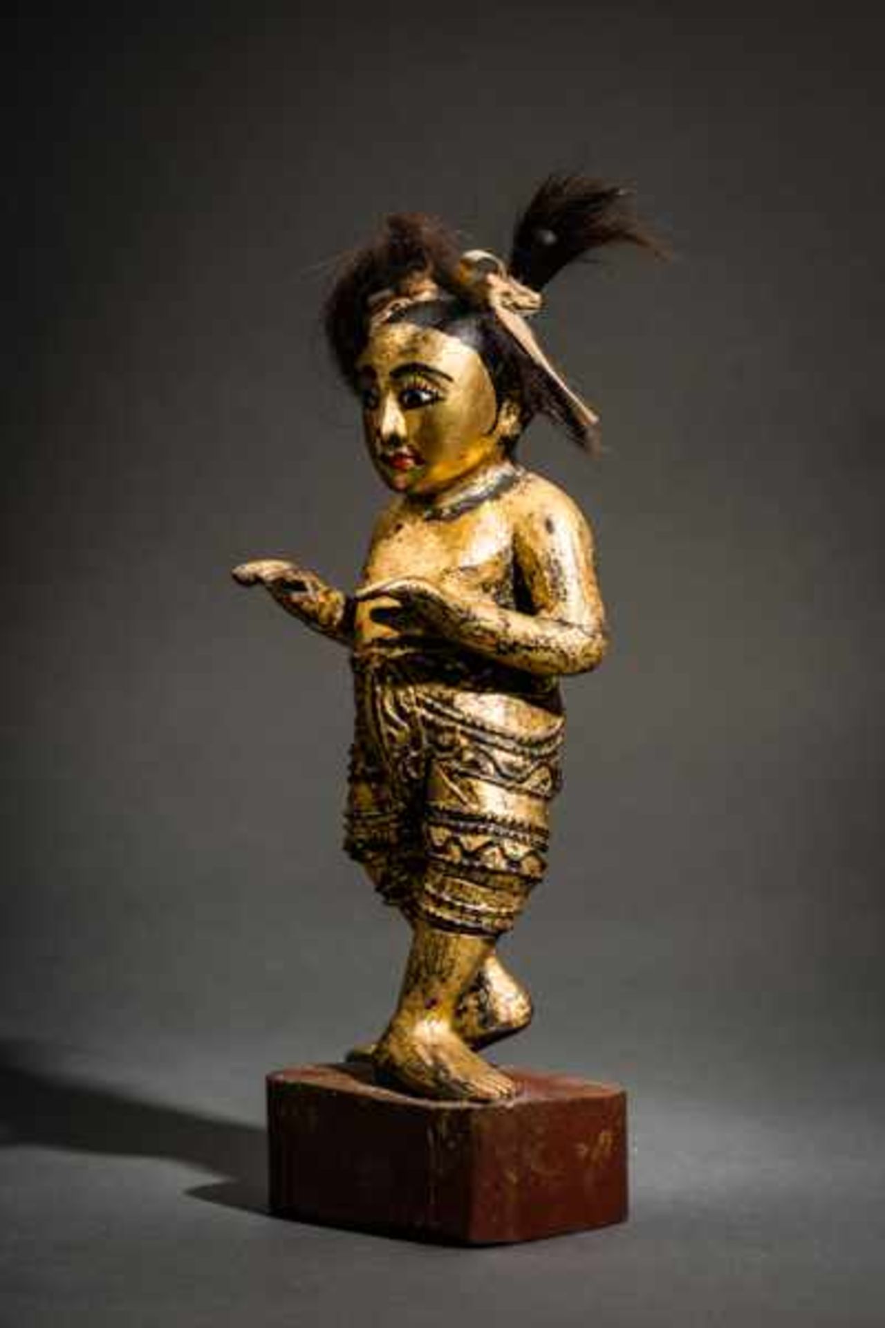 THEATER FIGURE Wood, paint, gilding. Burma, 20th cent.Dancing male figure with amusing, wildly - Image 2 of 4