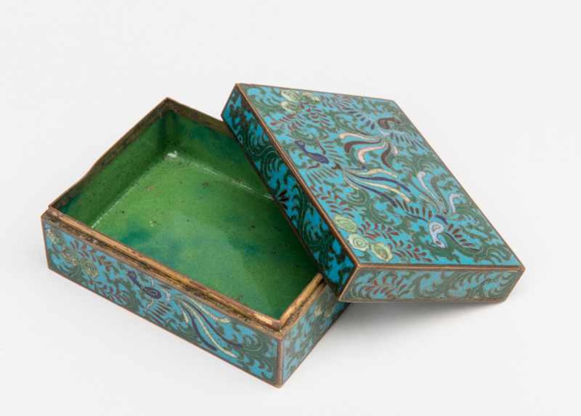 BOX WITH COVER HOLDING PHOENIXES Enamel cloisonne. China, Qing dynasty (1644-1911)A rectangular - Bild 3 aus 4