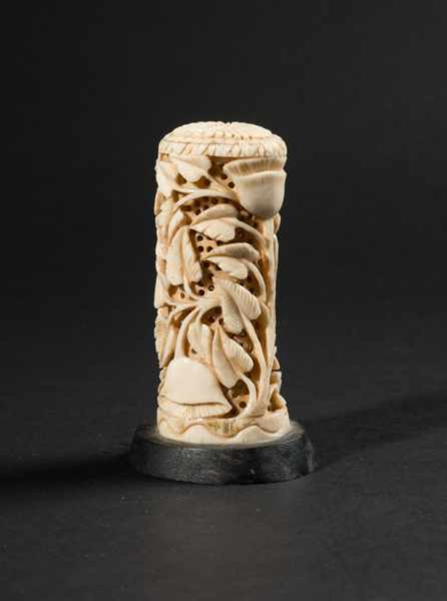 HANDLE WITH OPEN-WORK DECORATION Ivory. China, 19th cent.This piece, mounted on a base, is in the