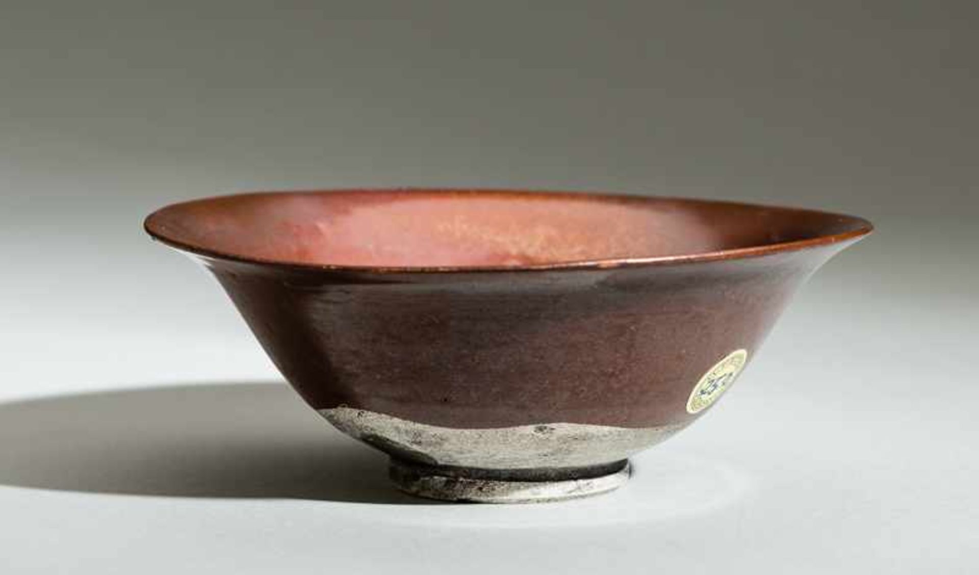 IRON-BROWN BOWL Glazed ceramic. China, Song to Yuan, 12th to 13th cent.Beautiful, red-brown glaze; - Image 4 of 5