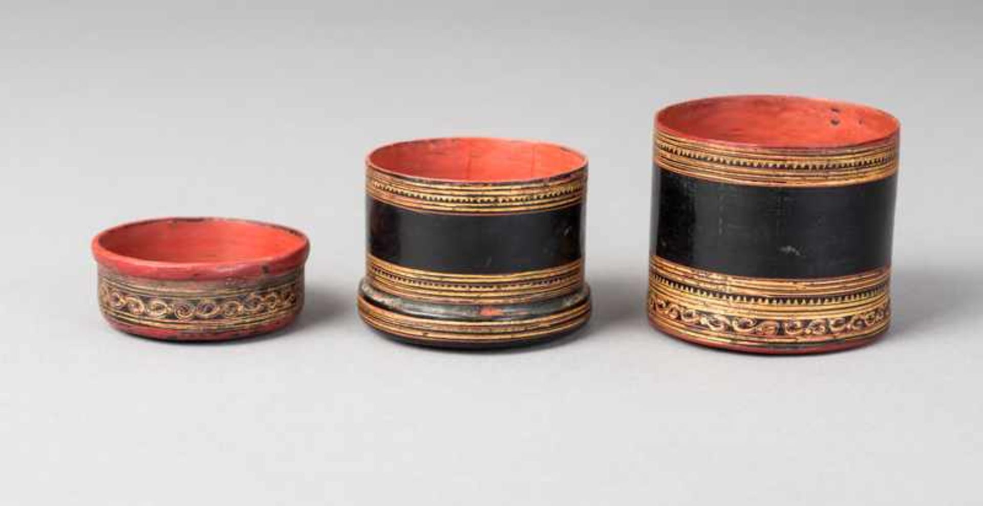 THREE ROUND BOXES WITH LIDS Bamboo, wood, lacquer and gilding. Burma, Three very nice, small boxes - Image 5 of 9