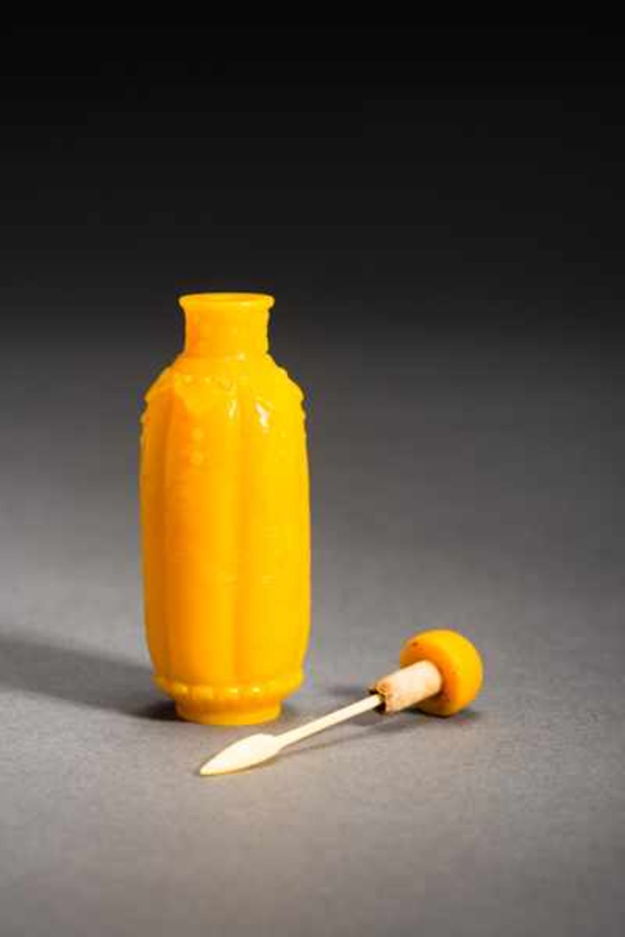 BLOSSOMS AND LONGEVITY RUYI Imperial yellow, Peking glass. Stopper: orange yellow glass; spoon - Image 6 of 6