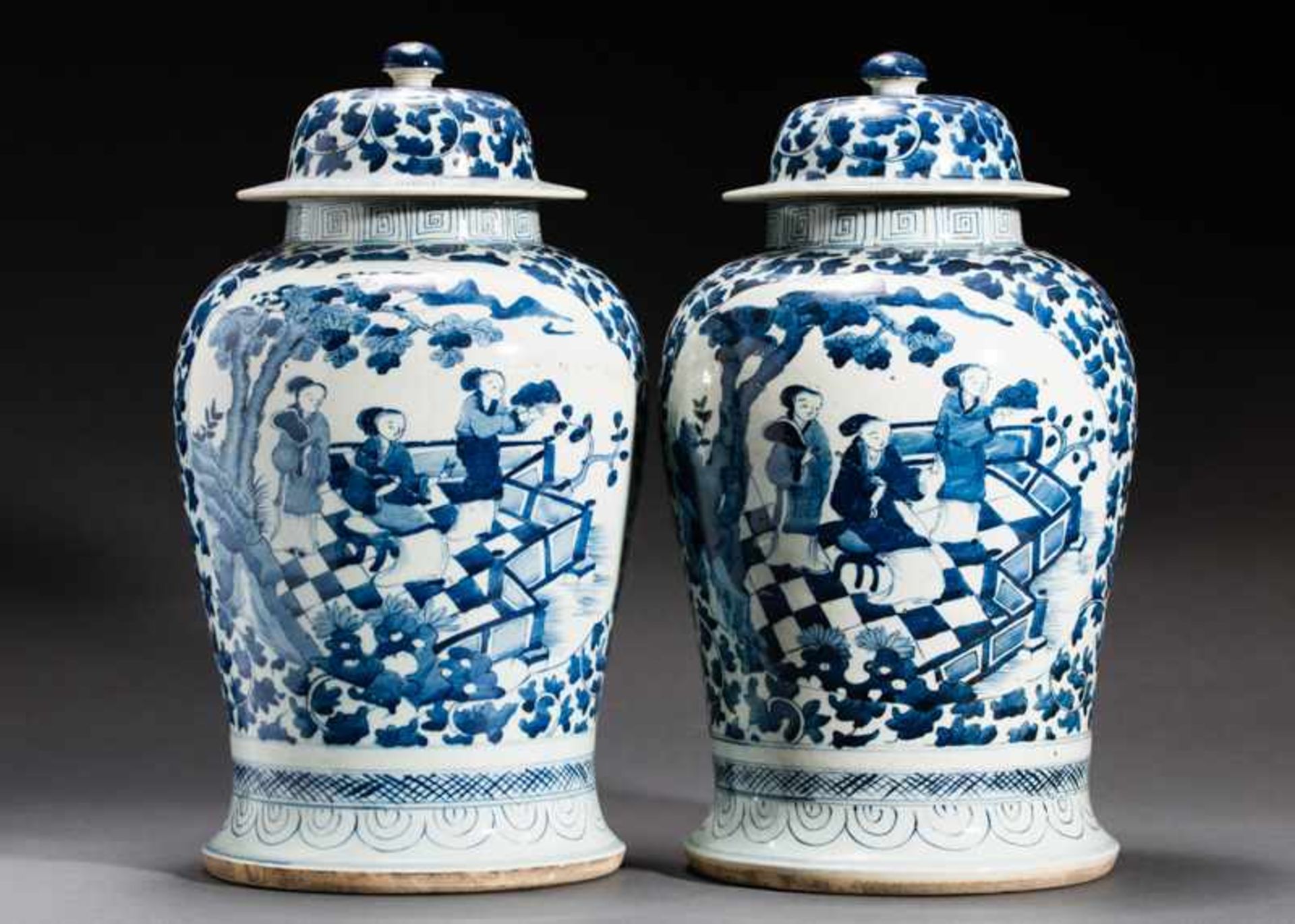 PAIR OF LARGE VESSELS WITH LIDS Porcelain with cobalt-blue painting. China, So-called „ginger - Image 3 of 5