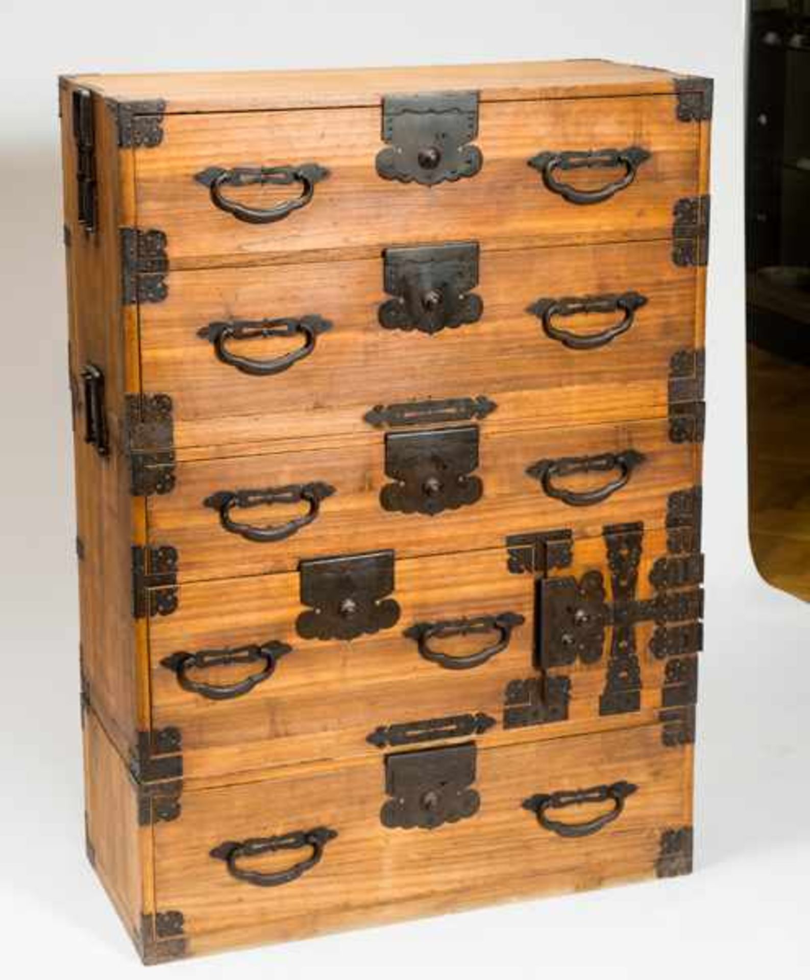 TANSU . Japan, first half of 20 cent.185, 186, 187 THREE TANSU: DRAWERED STORAGE CABINETS The - Image 3 of 5