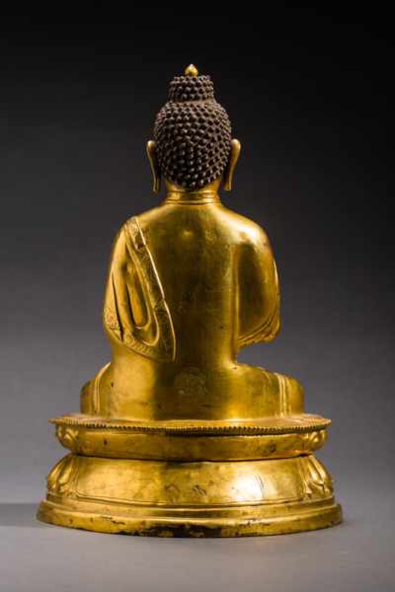 THE TRANSCENDENT BUDDHA VAIROCANA Fire-gilded bronze. Sino-Tibetan, style of Yongzheng – Kangxi- - Image 5 of 6