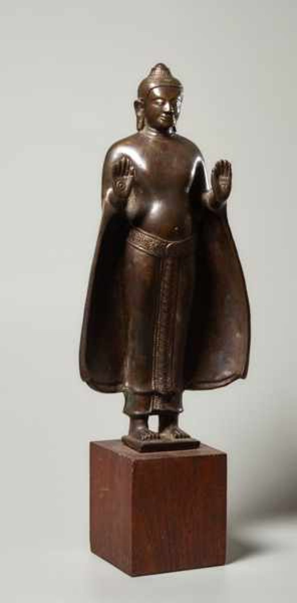 STANDING BUDDA GUARANTEEING PROTECTION Bronze. Südostasien, possibly 19th / 20th cent.Both large - Image 3 of 5