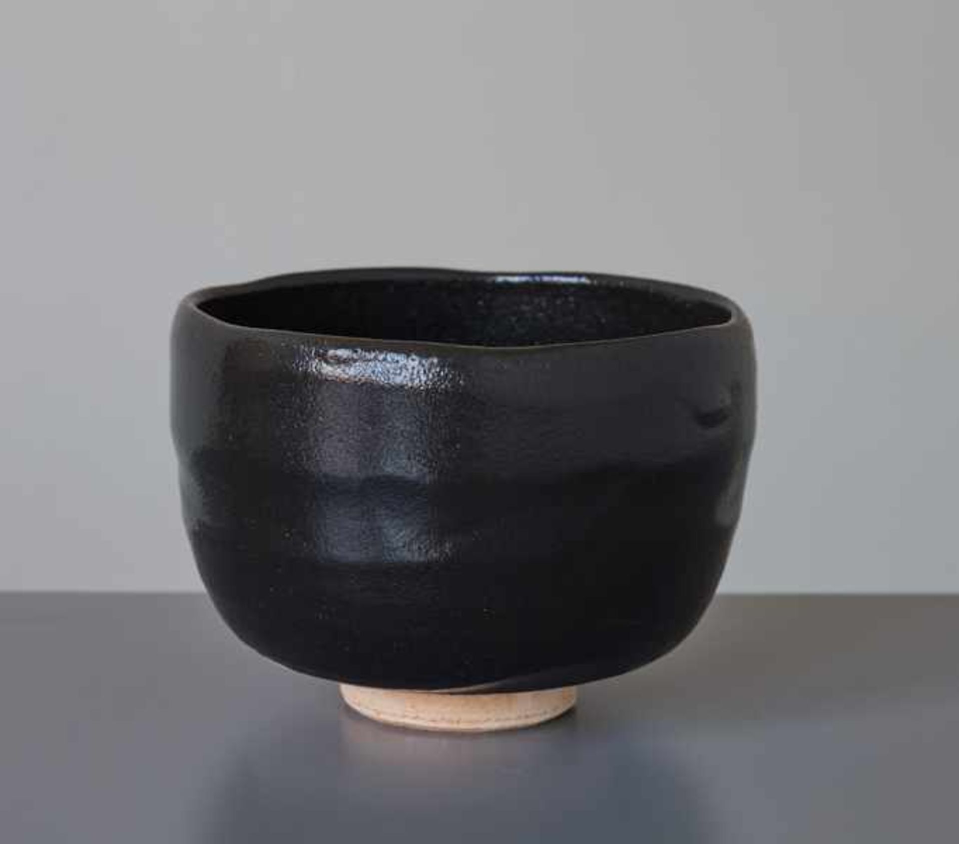 CHAWAN Glazed Raku ceramic. Japan, 2nd H. 19th cent.Deep black, glossy glaze on both interior and - Image 2 of 6