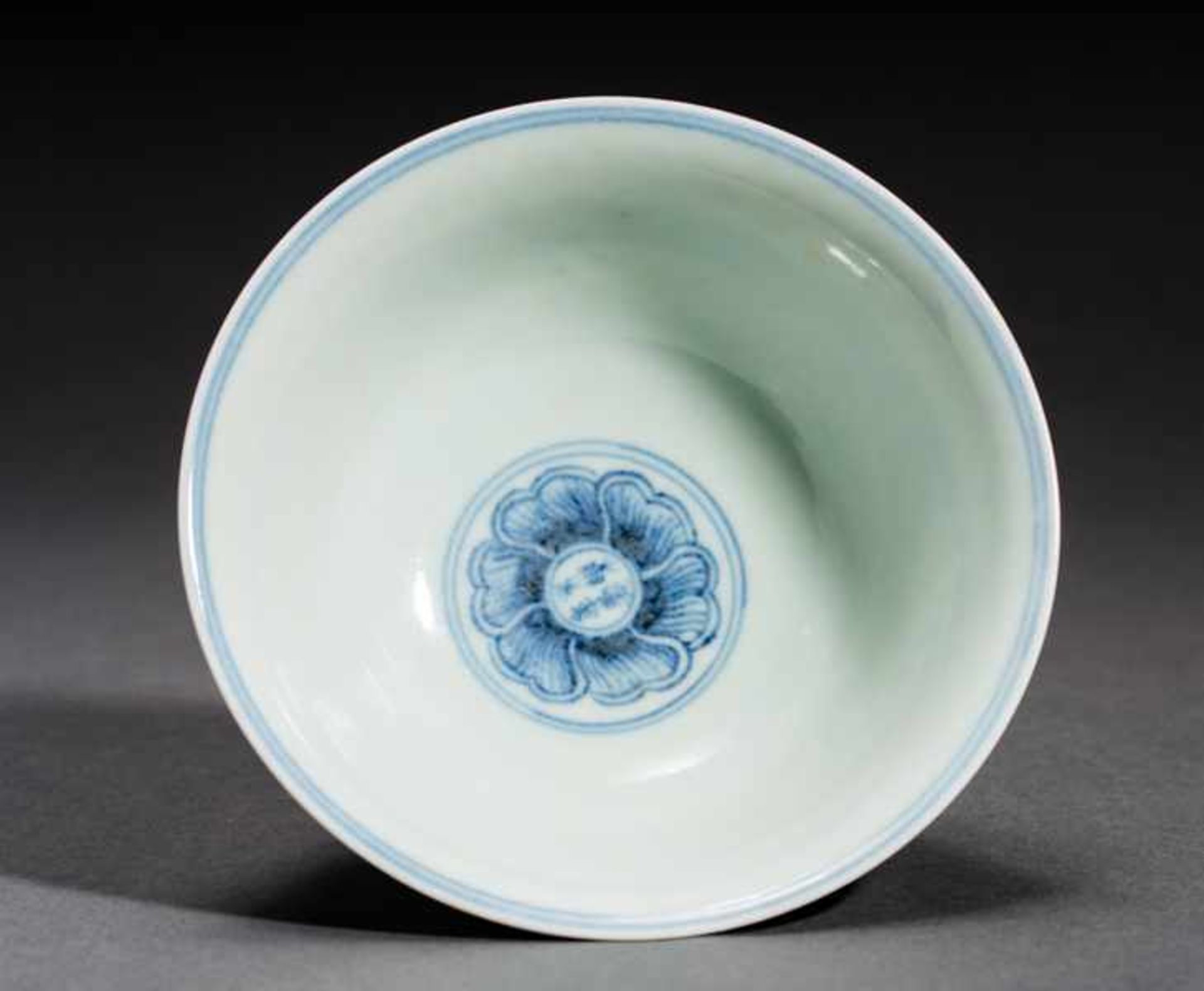 BOWL WITH EXTENDED BASE, FISH AND LOTUS Porcelain with cobalt-blue painting. China, This curved bowl - Bild 6 aus 7