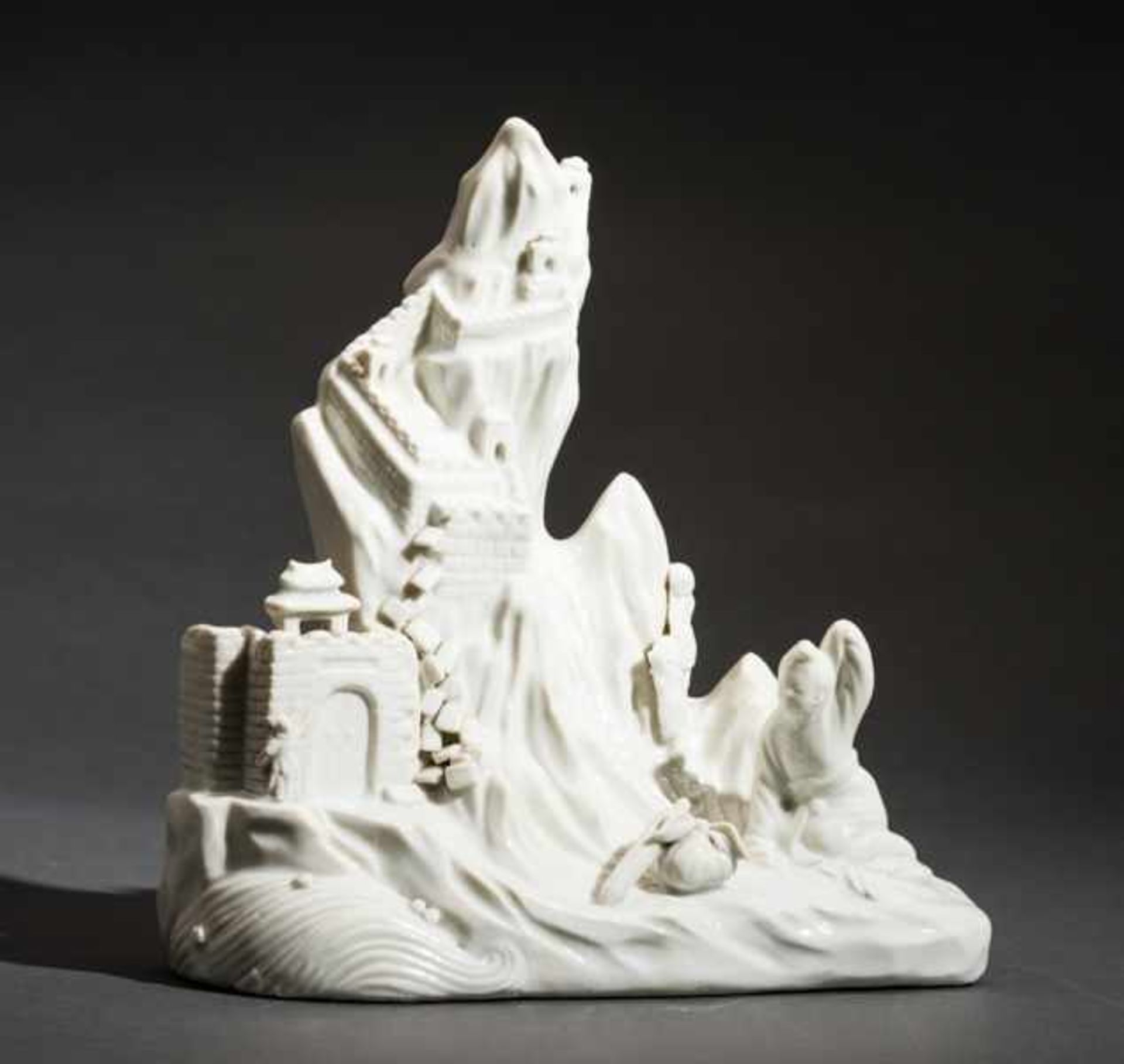 TALL CRAG WITH FORTRESS Blanc de Chine-porcelain. China, Qing (1644-1911)A very unusual Blanc de - Bild 3 aus 5