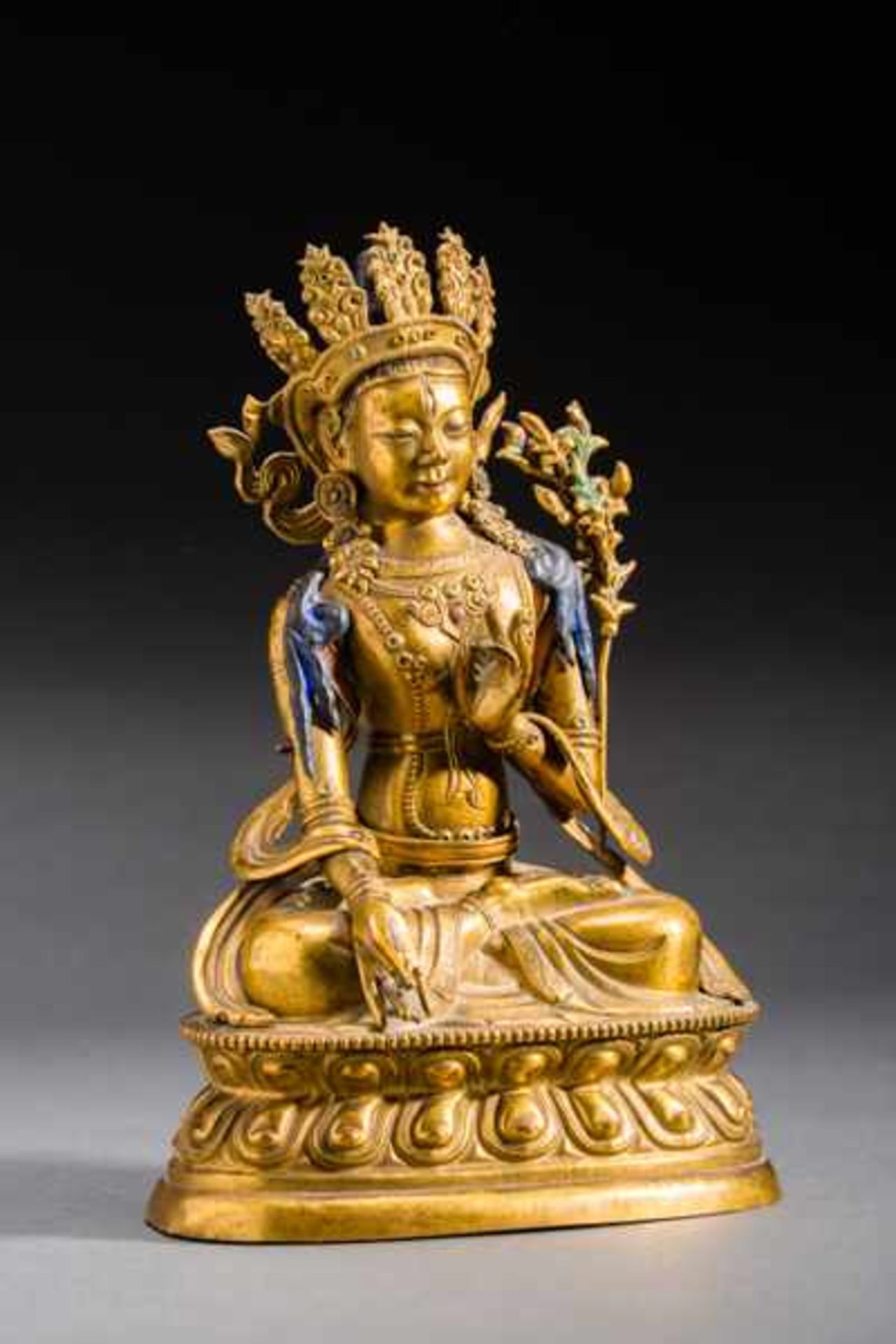 WHITE TARA Fire-gilded bronze. Sino-Tibetan, 19th cent.Very nicely formed figure with well-wrought