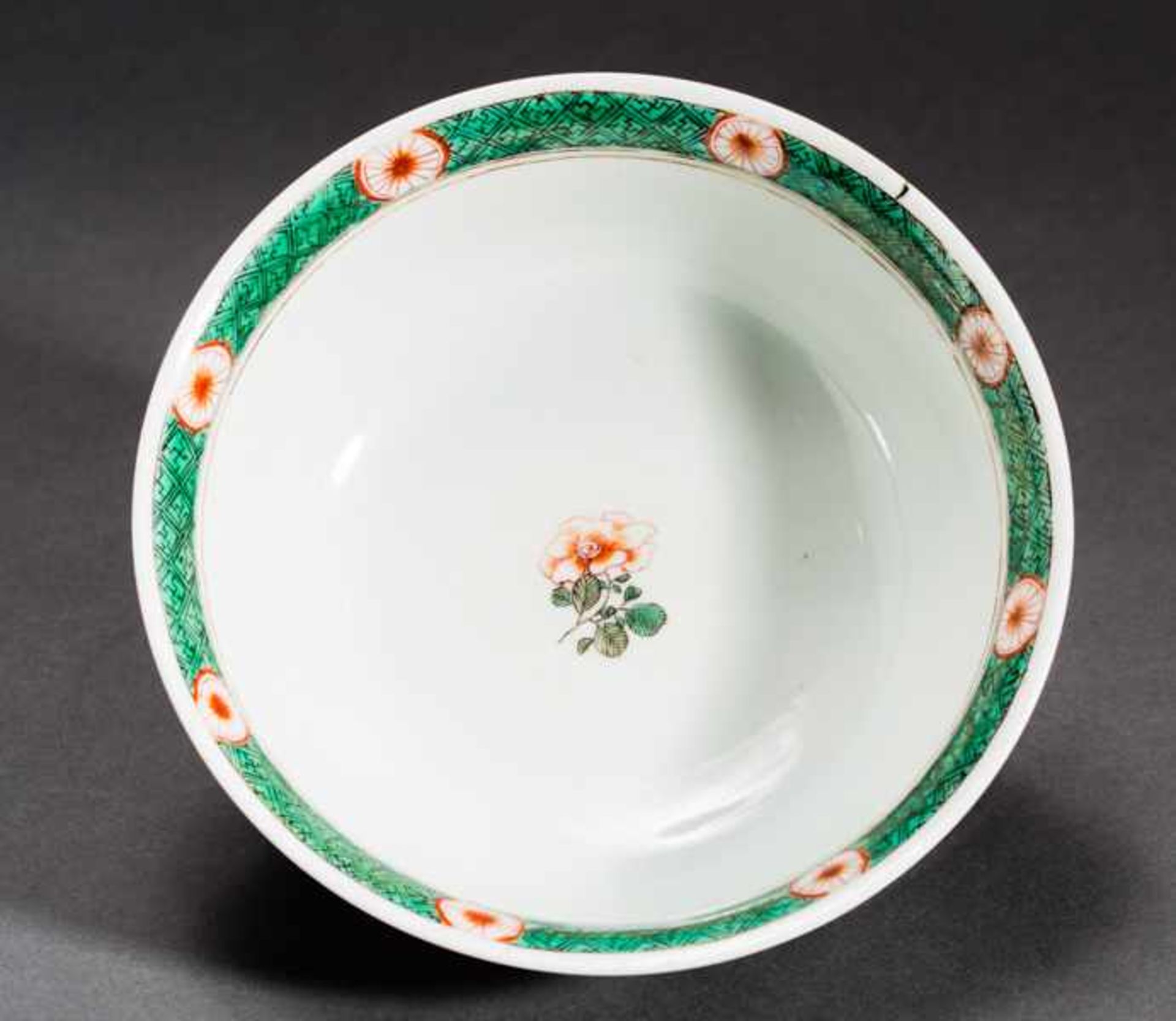 DEEP BOWL WITH FIGURAL SCENE Porcelain with enamel paint. China, On the outside of the curved - Image 2 of 7