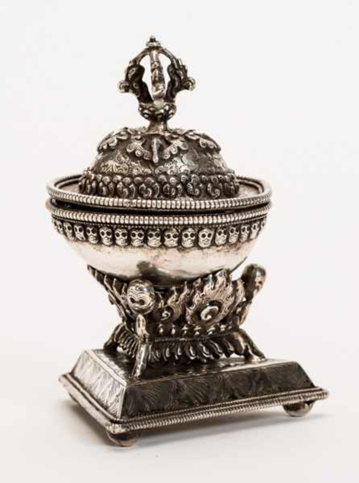 SKULL BOWL WITH VAJRA ON A STAND Silver and repoussé. Tibet, 19th cent. /first hold of 20th cent.A - Image 2 of 5