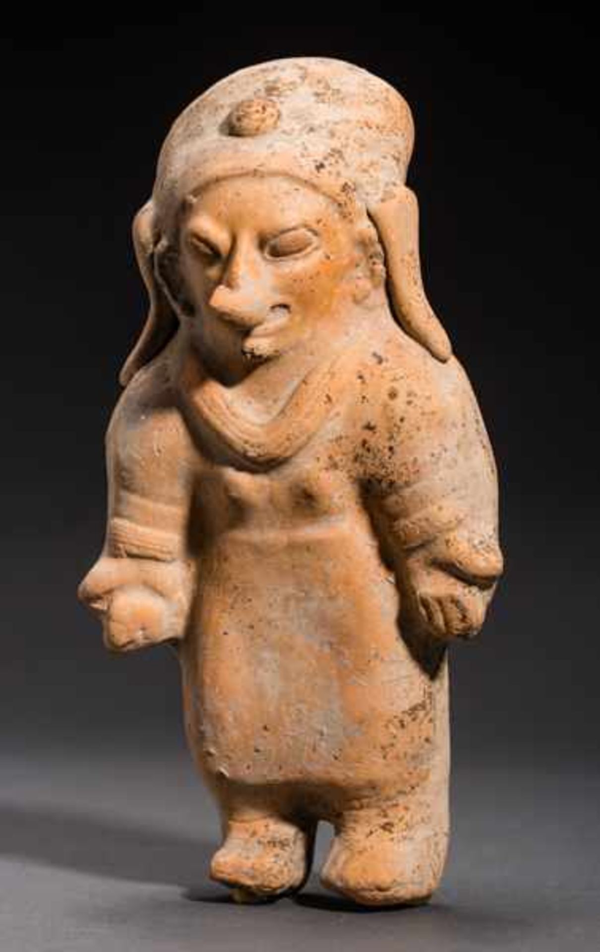 STANDING, FEMALE FIGURE WITH TALL HAIRDRESS Terracotta. Jama Coaque, Ekuador, ca. 500 - - Image 3 of 4