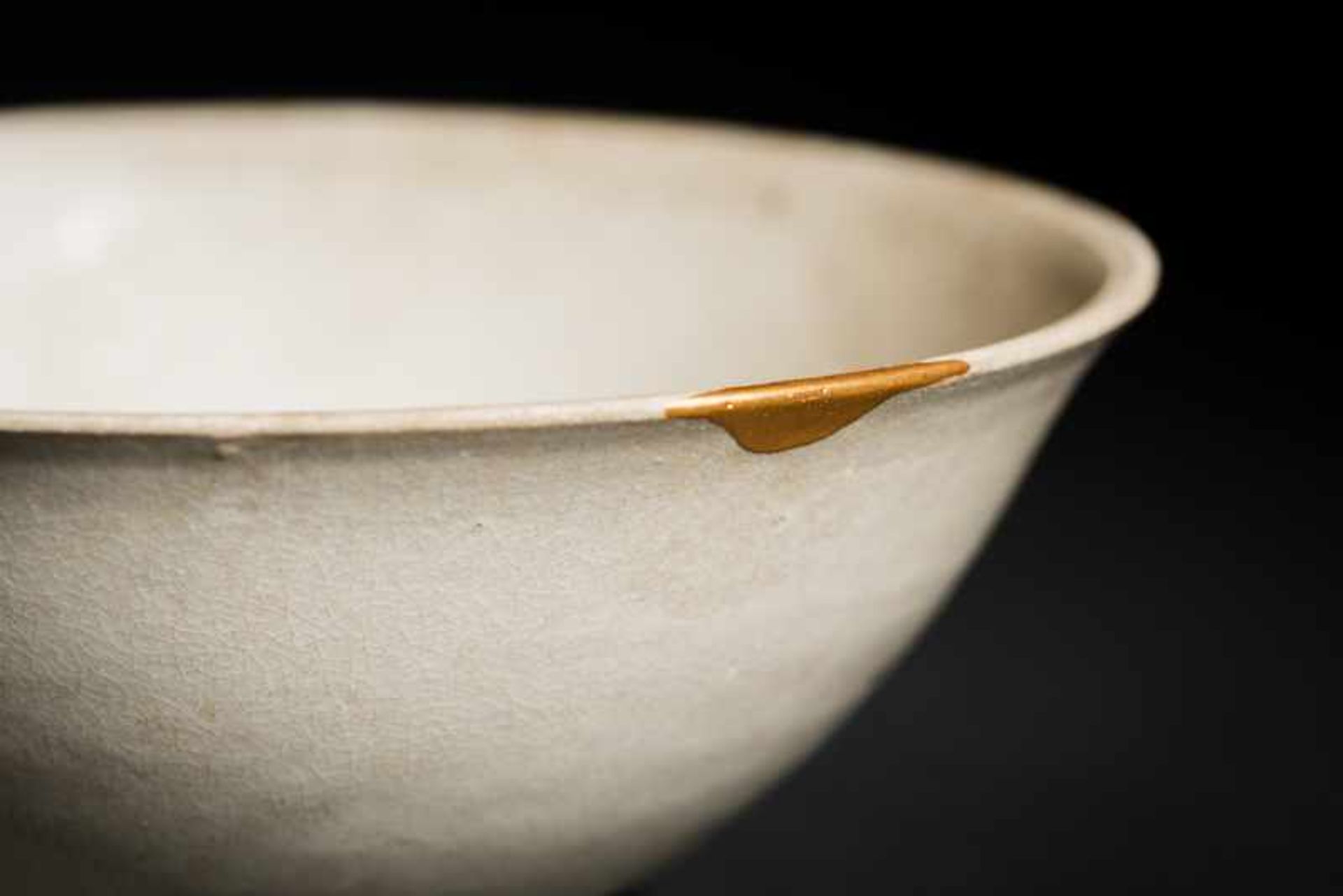 DEEP BOWL WITH WAVE DECORATION Glazed ceramic. China, ca. Song to Yuan, ca. 12th -13th cent.Curved - Image 5 of 5