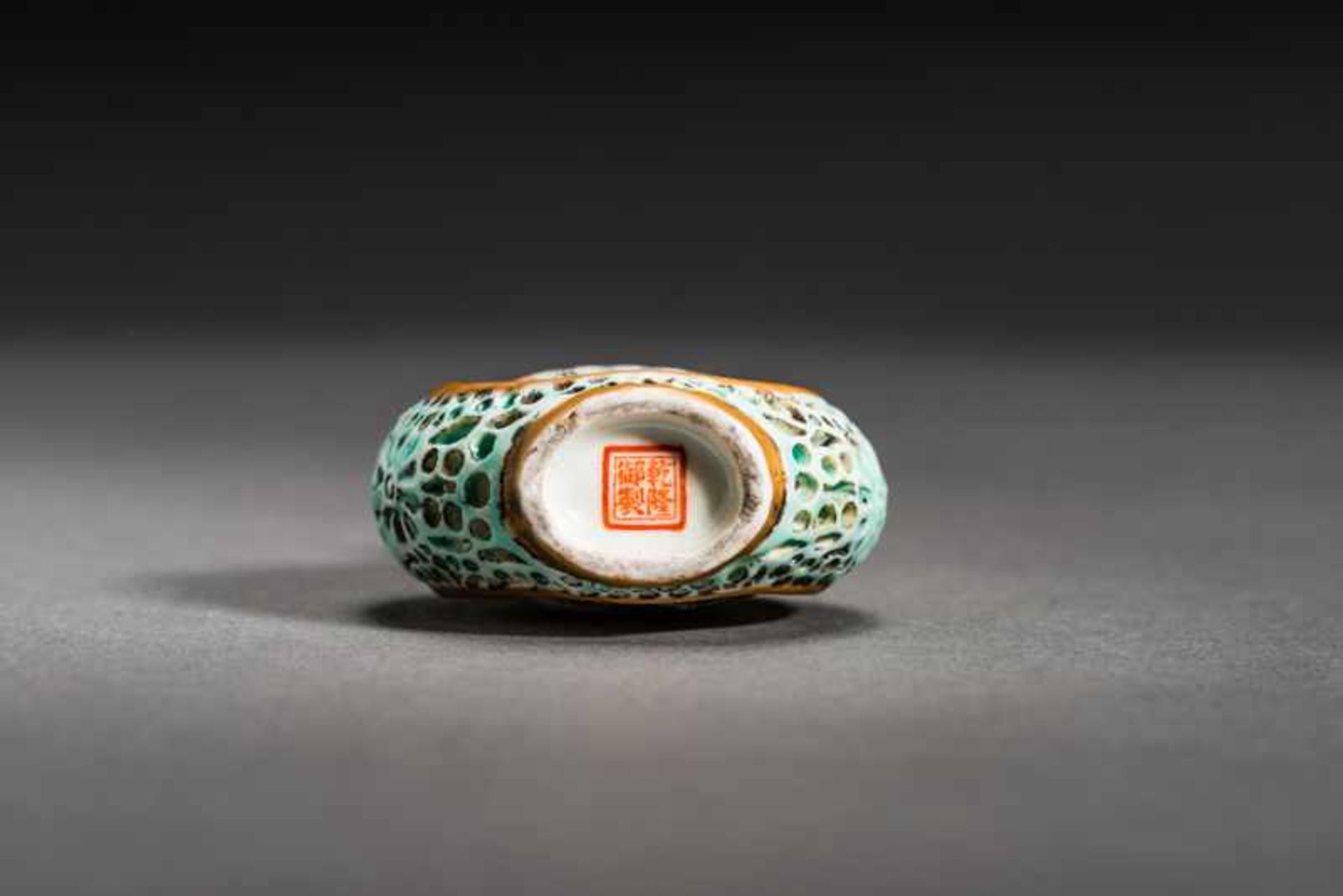 SHANSHUI LANDSCAPE AND POEM Porcelain with paint. Stopper: gilded porcelain, ivory spoon. China, - Image 5 of 6