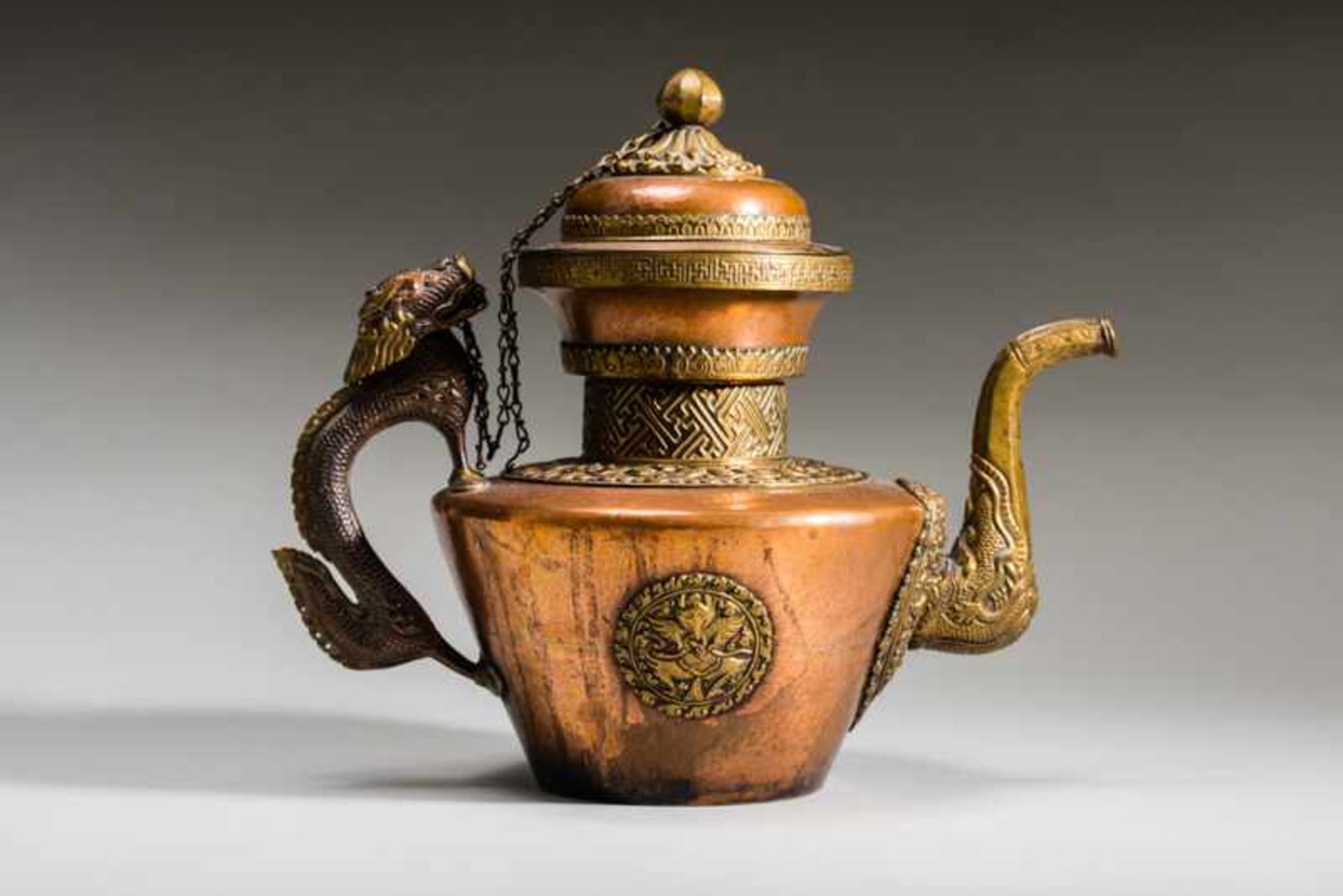 REPRESENTATIVE TEAPOT Copper and brass. Ladakh, 19th cent. to about 1900All parts of this striking - Bild 4 aus 6