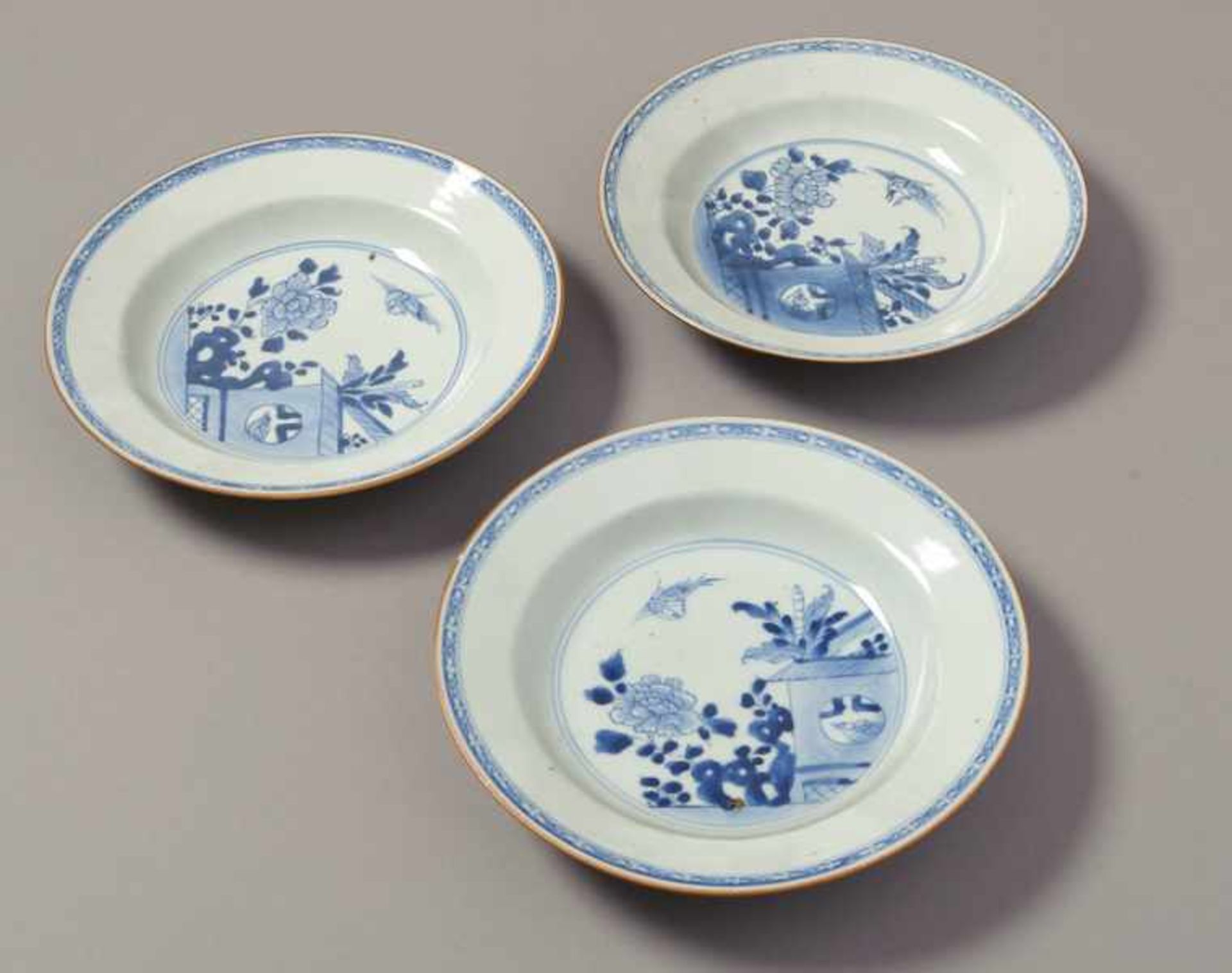 THREE PLATES PAINTED BLUE AND WHITE Porcelain with blue underglaze painting. China, Kangxi (1662 -
