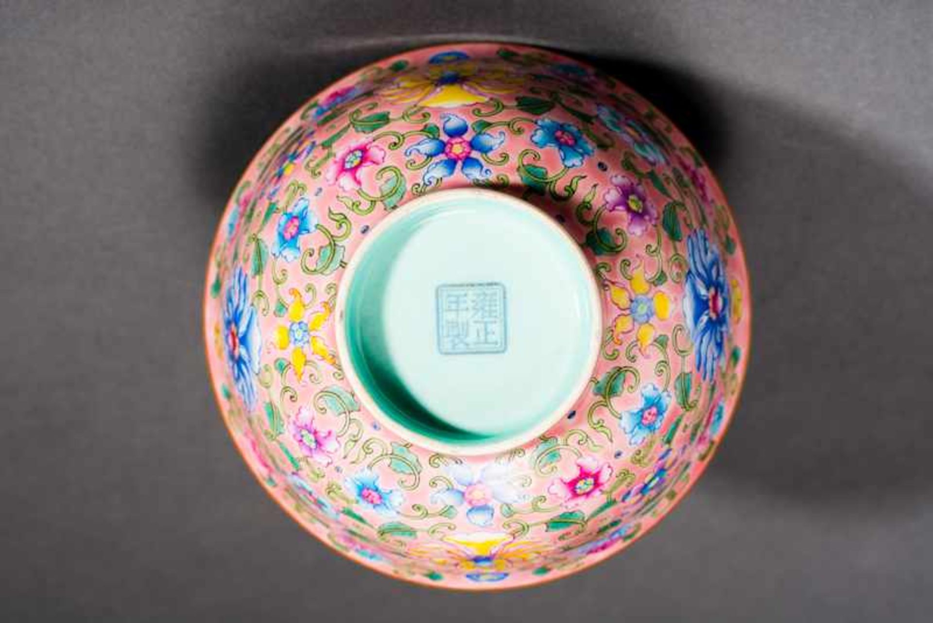 BOWL WITH LOTUS-BLOSSOM DECORATION Porcelain with enamel paint. China, Fine, curved walls, gilded - Bild 4 aus 5