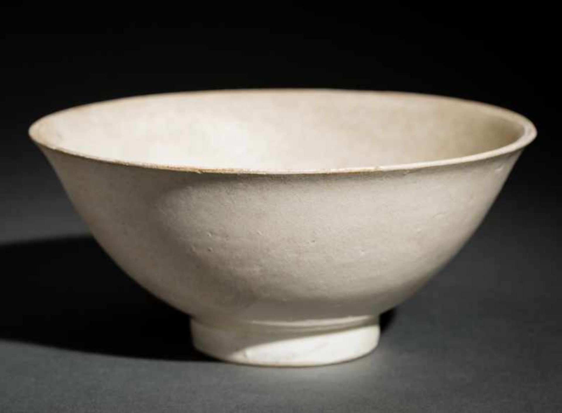 DEEP BOWL WITH WAVE DECORATION Glazed ceramic. China, ca. Song to Yuan, ca. 12th -13th cent.Curved - Image 3 of 5