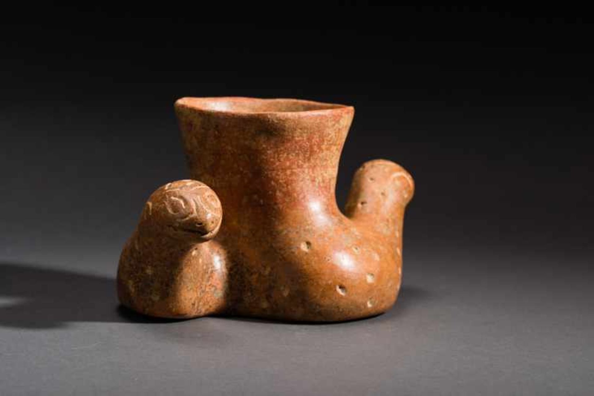 VESSEL IN THE SHAPE OF TWO SNAKES Terracotta. Colima, West-Mexiko, ca. 100 - 300Characterful - Image 2 of 5