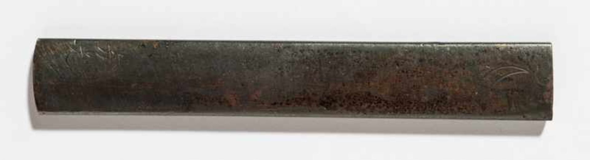 YOSHIMITSU: INLAID SHIBUICHI KOZUKA WITH A MAN IN A RICE FIELD Shibuichi. Japan, 19th cent.Kozuka - Image 2 of 2