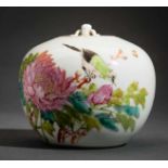 POT WITH LID FEATURING BIRD AND BLOSSOM Porcelain with enamel paint. China, late Qing dynasty (