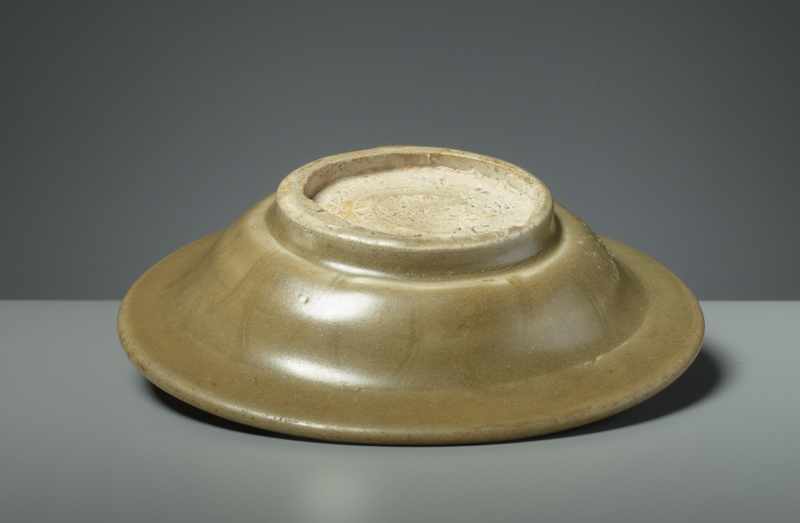 SMALL, FLAT BOWL Glazed ceramic. China, Southern Song to Yuan, ca. 12th -13th cent.Typical - Image 3 of 5