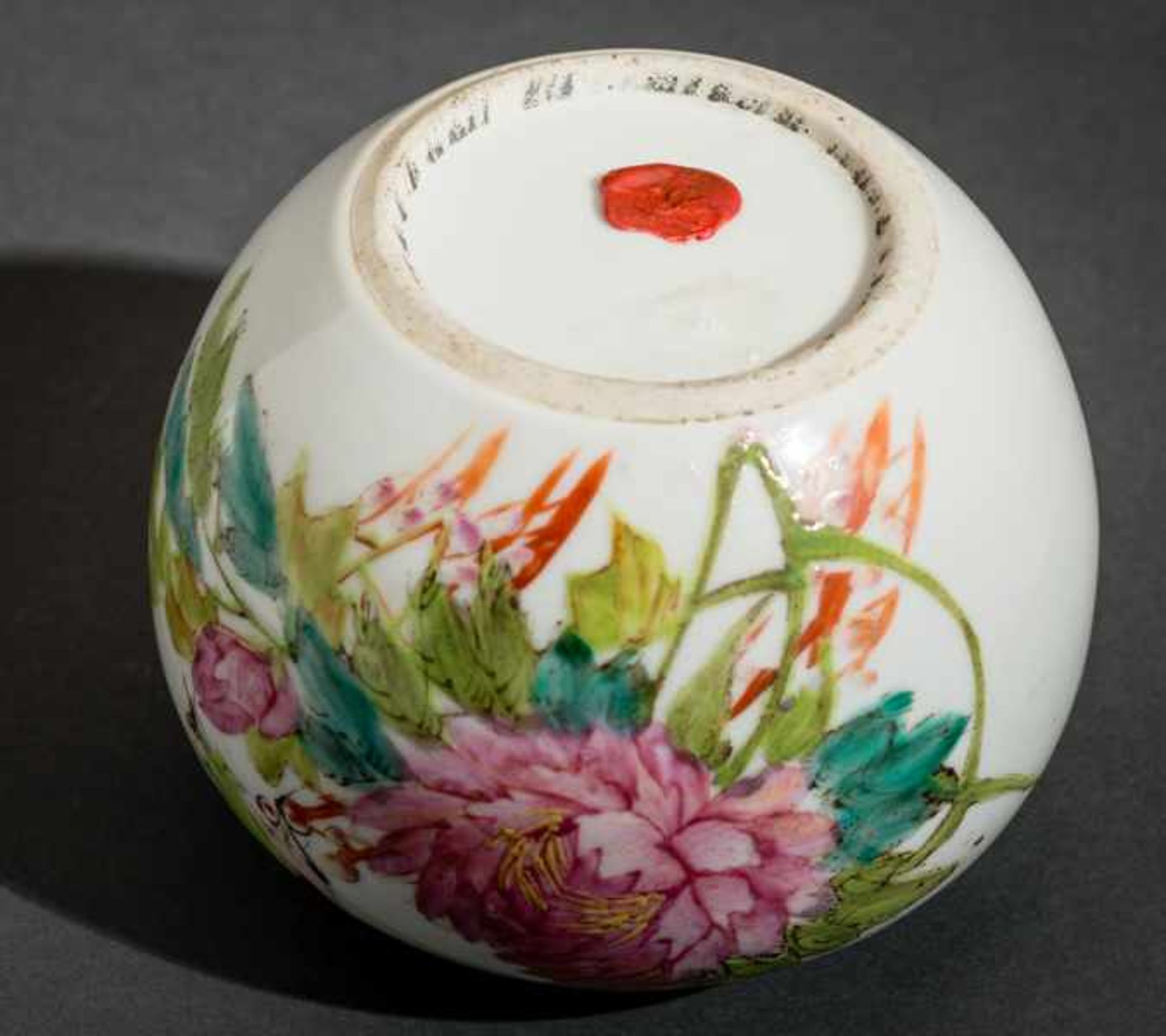 POT WITH LID FEATURING BIRD AND BLOSSOM Porcelain with enamel paint. China, late Qing dynasty ( - Bild 5 aus 5