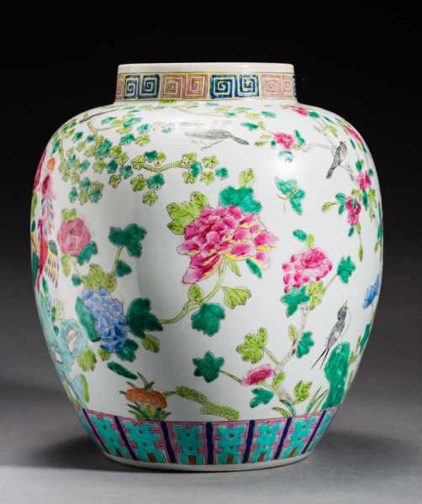 BULBOUS VASE WITH LOTUS, ROCKS AND PHOENIX Porcelain with colored enamel painting. China, On the - Bild 2 aus 5