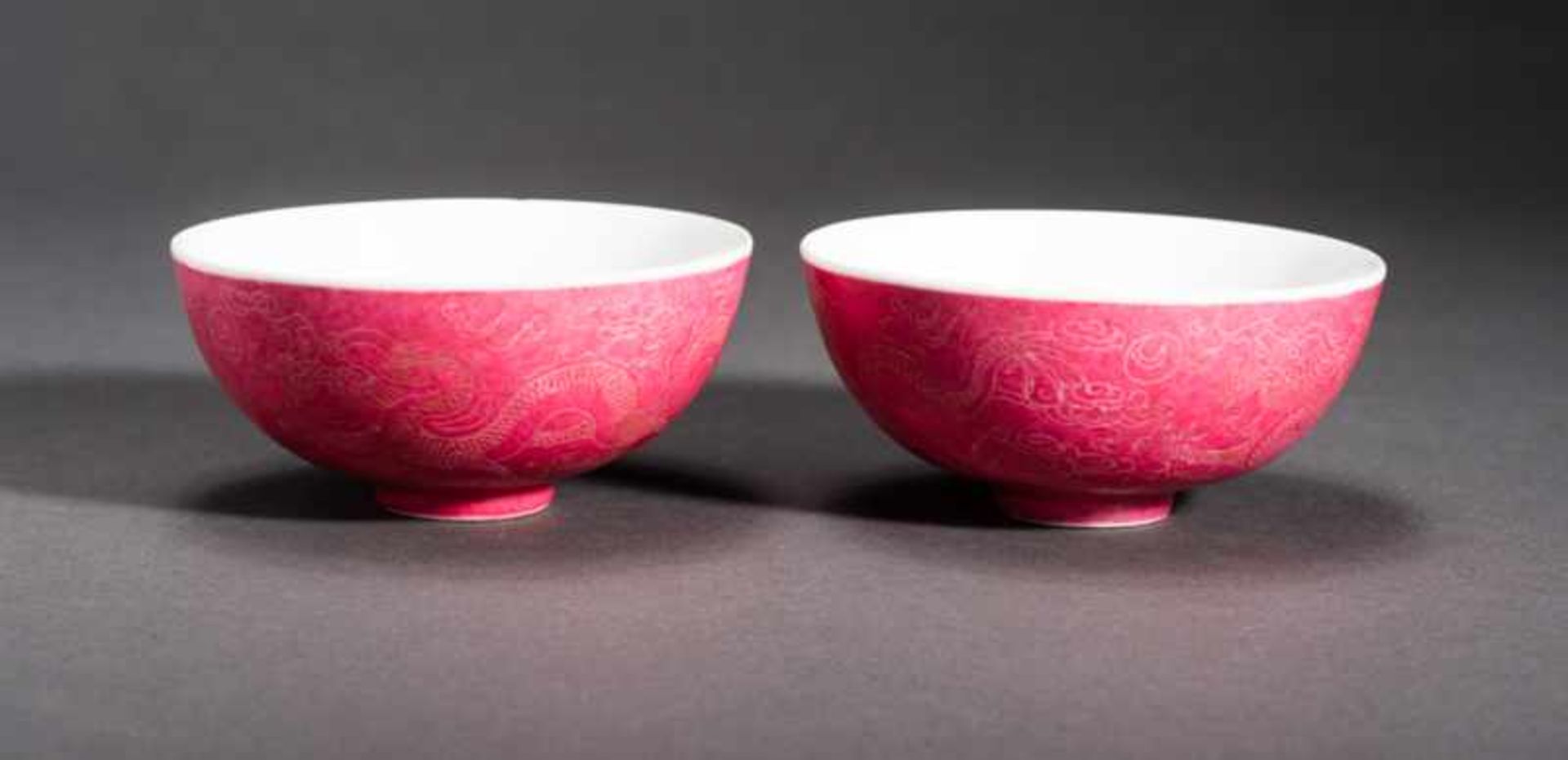 A SET OF TWO BOWLS WITH DRAGONS Porcelain with enamel paint. China, Peach-reddish colored glaze on - Image 2 of 5