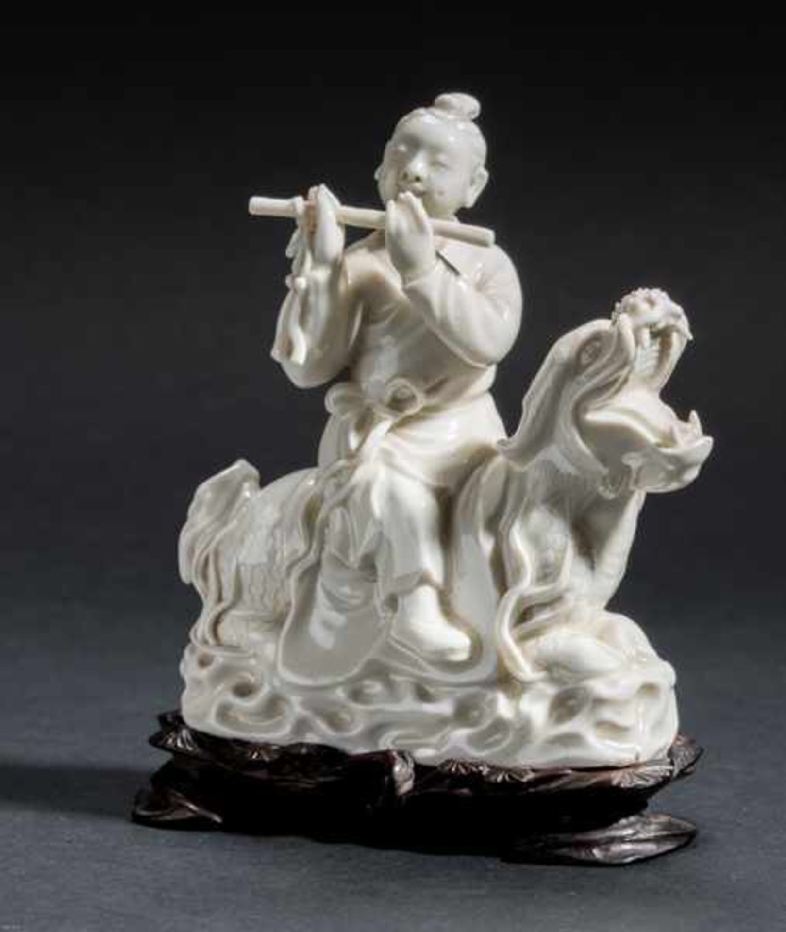 IMMORTAL PLAYING FLUTE Blanc de Chine porcelain. China, Dehua, RepublicHan Xiangzi sitting on a - Bild 2 aus 6