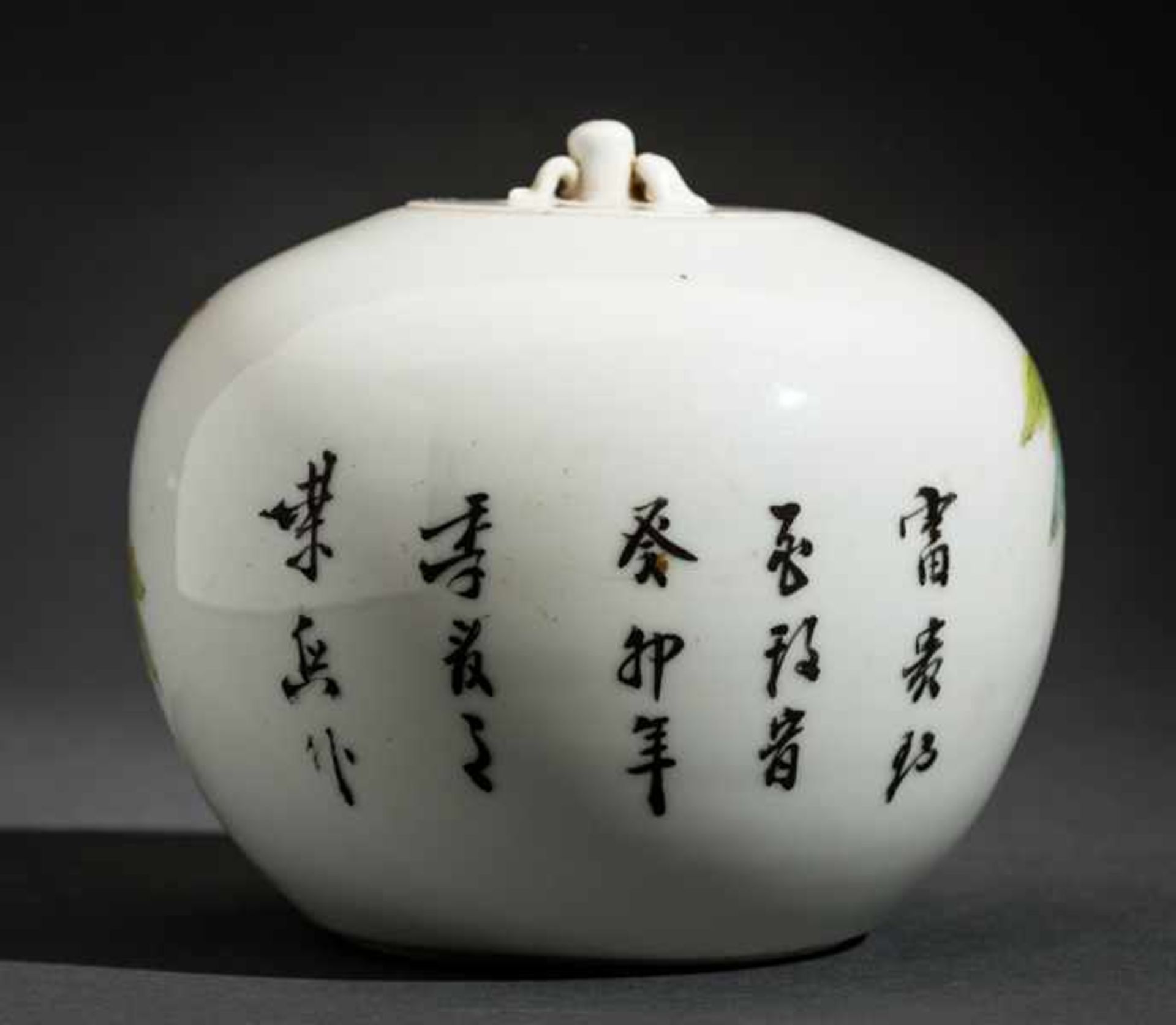 POT WITH LID FEATURING BIRD AND BLOSSOM Porcelain with enamel paint. China, late Qing dynasty ( - Bild 2 aus 5