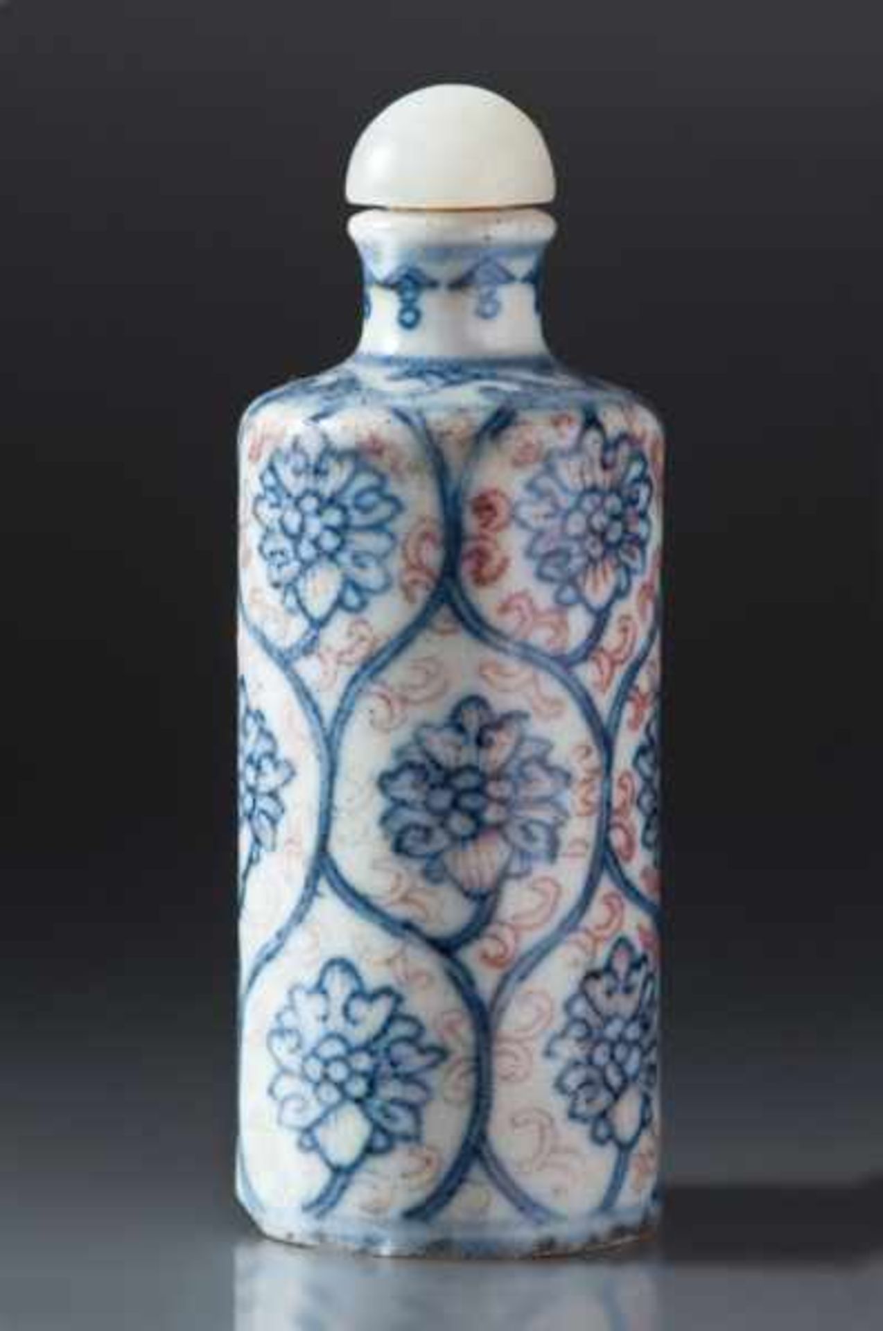 SNUFFBOTTLE Porcelain with underglaze blue and iron red. China, 19th cent.Condition report: Boden - Image 2 of 3