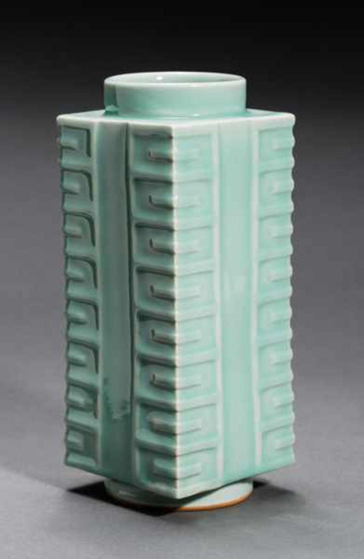 VASE IN THE FORM OF AN ARCHAIC CONG Porcelain with celadon glaze. China, The square, vertical form - Bild 2 aus 7