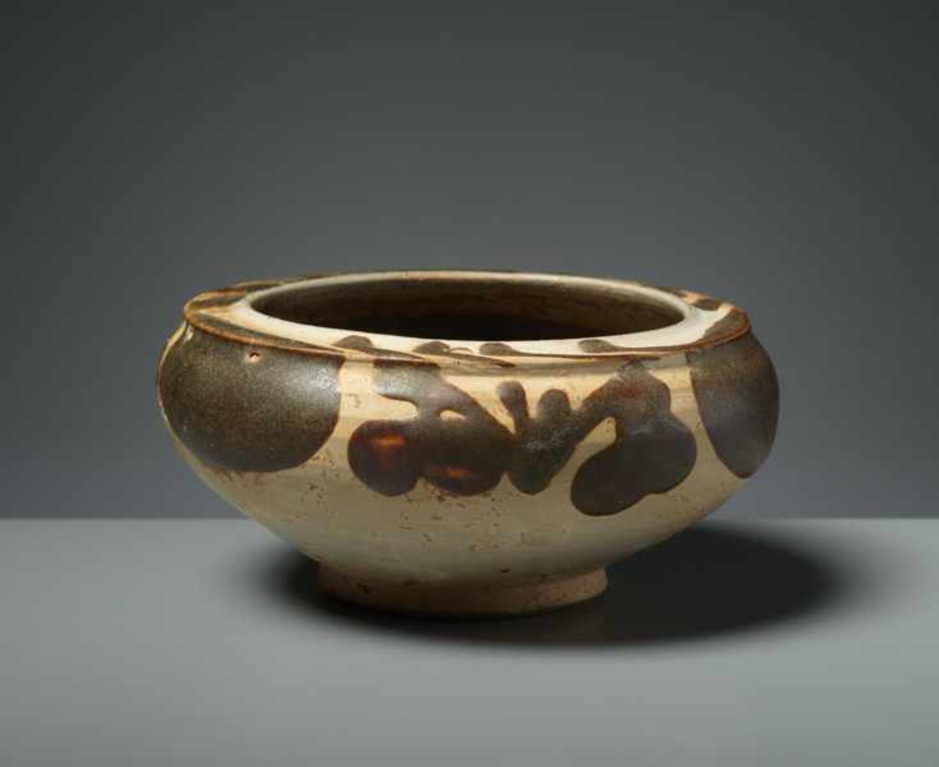 SMALL BOWL Glazed ceramic. China, Ming to Qing dynastyThe small bowl, a water container for the - Bild 2 aus 5