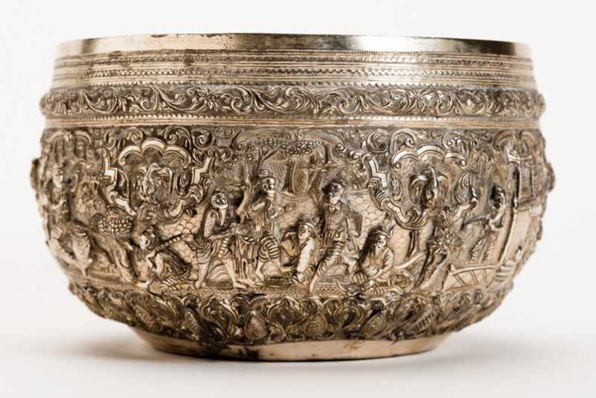 DEEP DECORATIVE BOWL WITH FIGURATIVE SCENCES Copper alloy, silver-plated. Burma, first half of