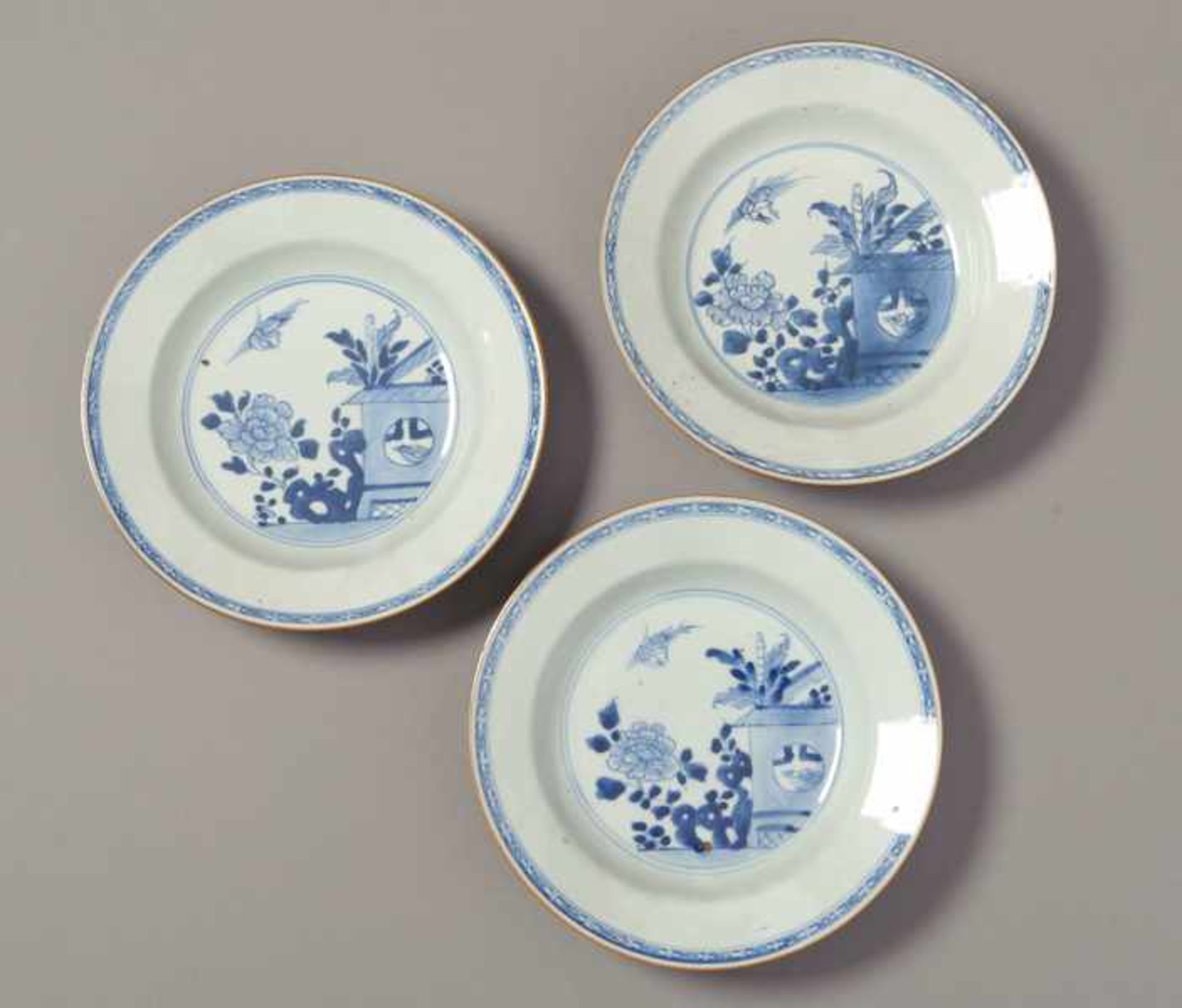 THREE PLATES PAINTED BLUE AND WHITE Porcelain with blue underglaze painting. China, Kangxi (1662 - - Image 2 of 7