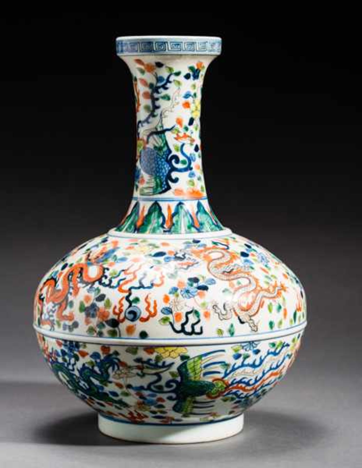 LONG-NECKED VASE WITH DRAGONS AND PHOENIX Porcelain with blue underglaze and enamel paint. China, - Image 3 of 4