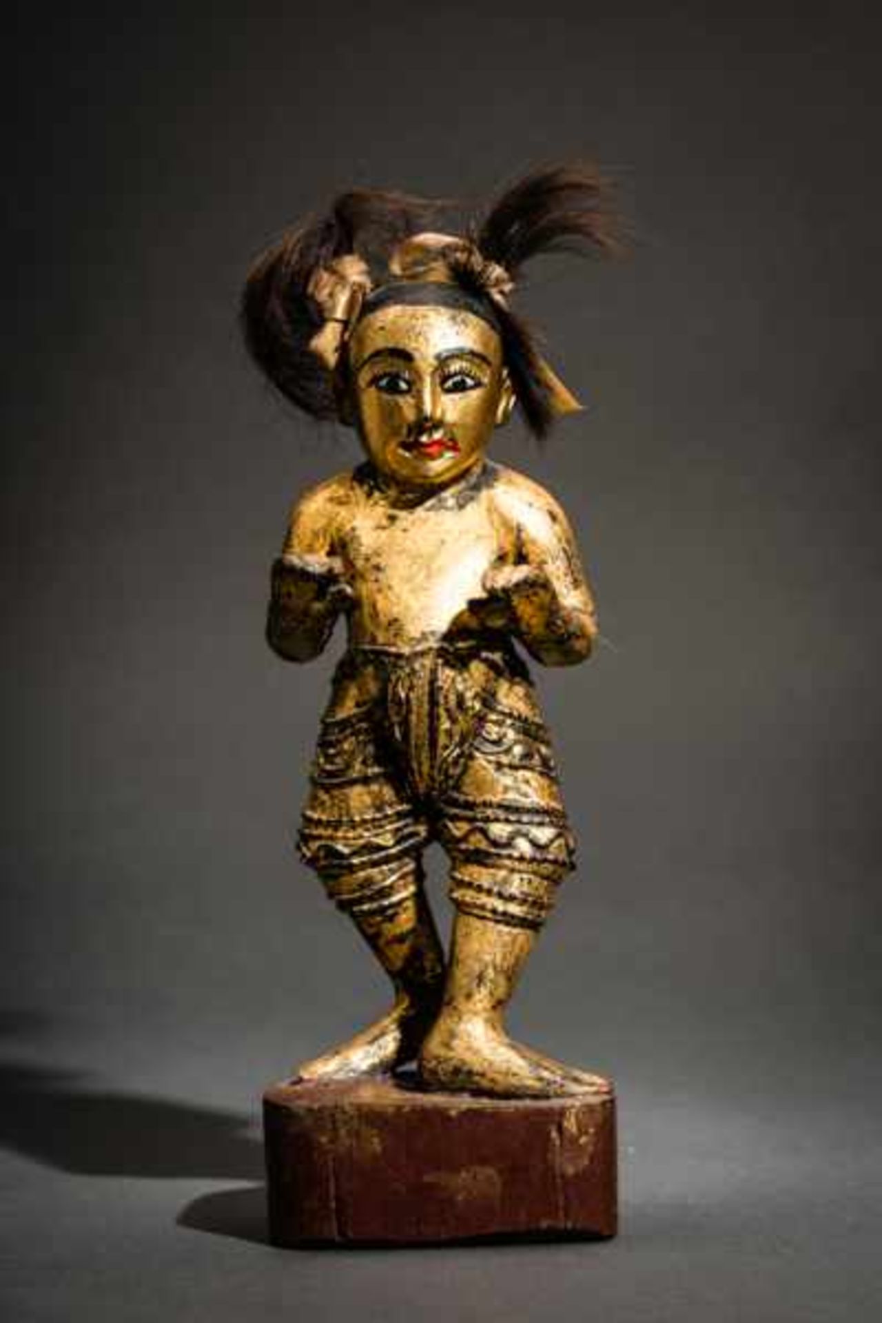 THEATER FIGURE Wood, paint, gilding. Burma, 20th cent.Dancing male figure with amusing, wildly